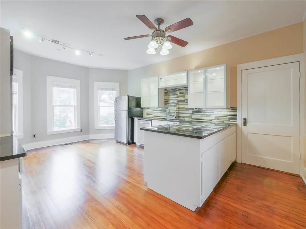 Single Family Residence For Rent in Dallas County , 4616 Swiss Avenue, Dallas, Texas 75204, 2 Bedrooms, 2 Bathrooms, Garage spaces, 1,926 Sqft, built in 1918, Price $2,800, mls#21354815, Real Estate Agent in Dallas, Homes For Rent in Dallas county, Homes For Rent in Dallas, Realtor in Dallas Texas, Real Estate Brokerage Independent Realty Texas, Luminita Cordes Realtor