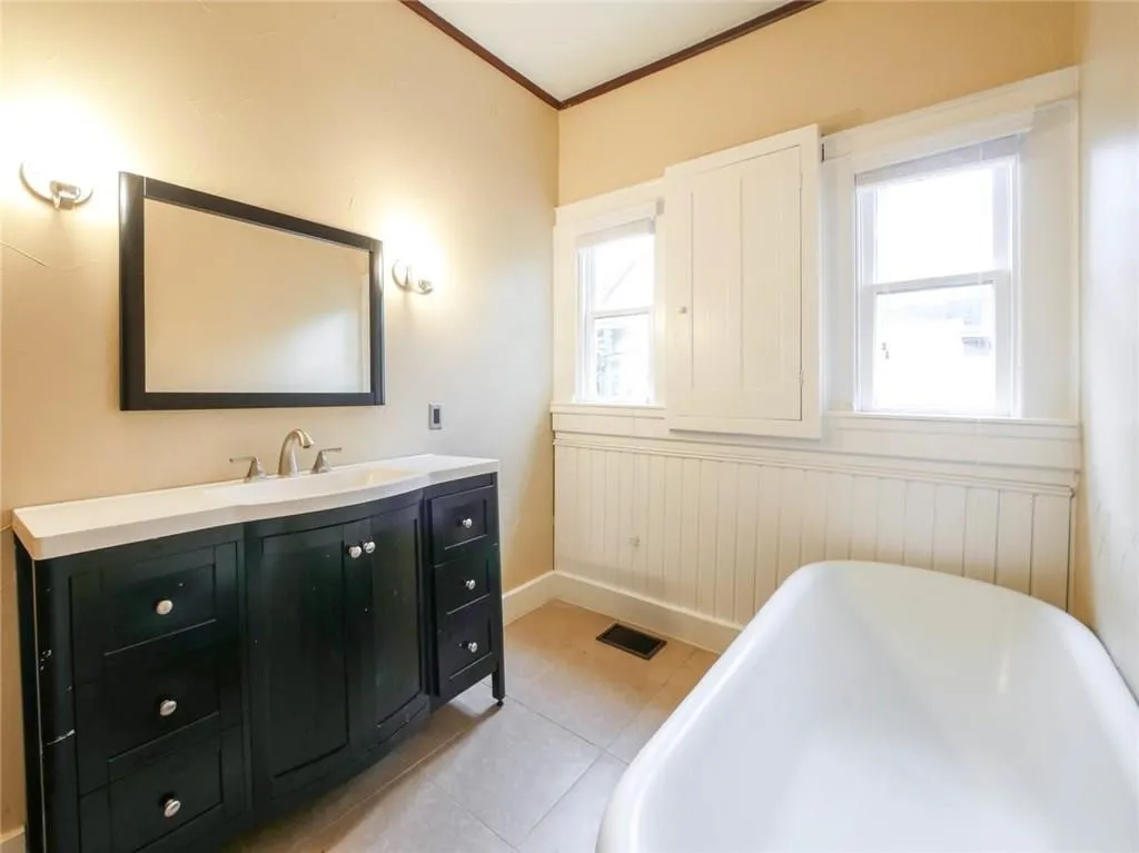 Single Family Residence For Rent in Dallas County , 4616 Swiss Avenue, Dallas, Texas 75204, 2 Bedrooms, 2 Bathrooms, Garage spaces, 1,926 Sqft, built in 1918, Price $2,800, mls#21354815, Real Estate Agent in Dallas, Homes For Rent in Dallas county, Homes For Rent in Dallas, Realtor in Dallas Texas, Real Estate Brokerage Independent Realty Texas, Luminita Cordes Realtor