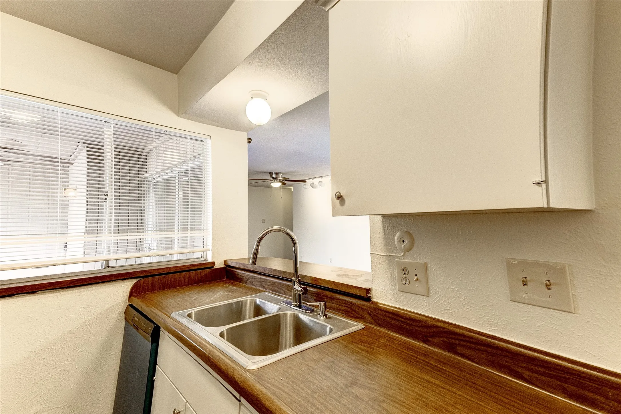 Condominium For Rent in Dallas County , 5150 Amesbury Drive 224, Dallas, Texas 75206, 2 Bedroom, 2 Bathroom, Garage spaces, 1,008 Sqft, built in 1970, mls#21354816, Real Estate Agent in Dallas, Homes For Rent in Dallas county, Homes For Rent in Dallas, Realtor in Dallas Texas, Real Estate Brokerage Independent Realty Texas, Luminita Cordes Realtor