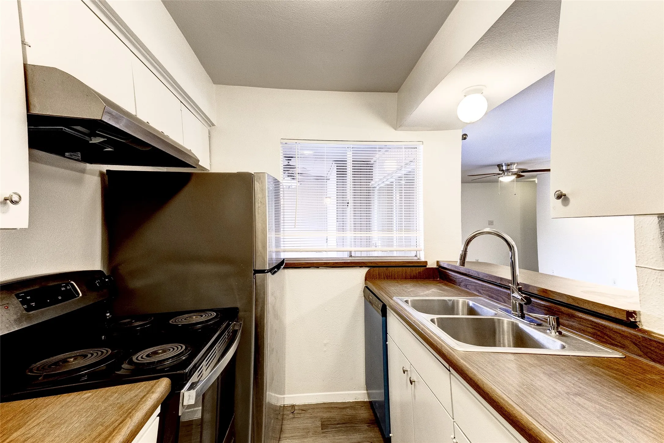 Condominium For Rent in Dallas County , 5150 Amesbury Drive 224, Dallas, Texas 75206, 2 Bedroom, 2 Bathroom, Garage spaces, 1,008 Sqft, built in 1970, mls#21354816, Real Estate Agent in Dallas, Homes For Rent in Dallas county, Homes For Rent in Dallas, Realtor in Dallas Texas, Real Estate Brokerage Independent Realty Texas, Luminita Cordes Realtor