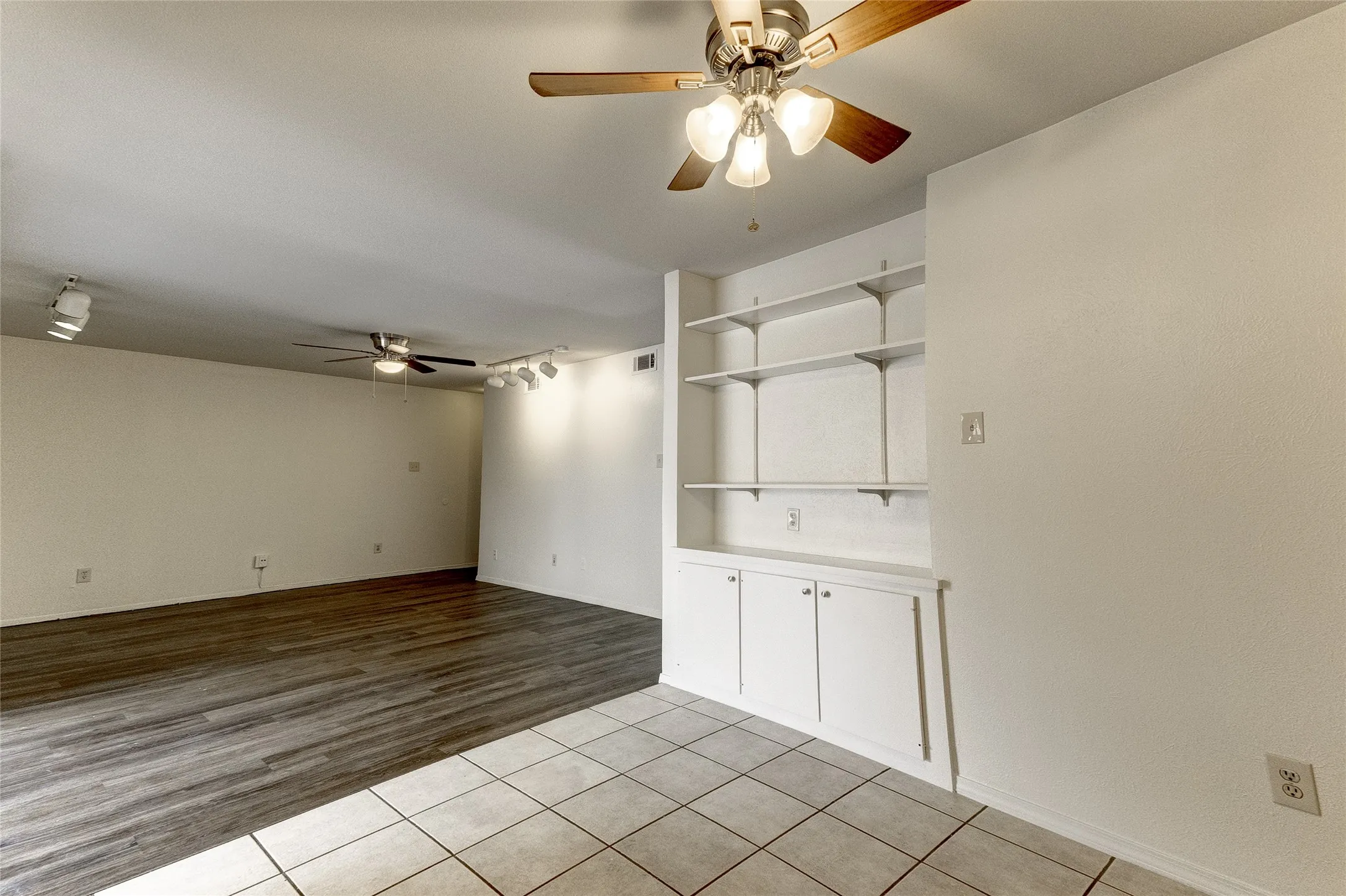Condominium For Rent in Dallas County , 5150 Amesbury Drive 224, Dallas, Texas 75206, 2 Bedroom, 2 Bathroom, Garage spaces, 1,008 Sqft, built in 1970, mls#21354816, Real Estate Agent in Dallas, Homes For Rent in Dallas county, Homes For Rent in Dallas, Realtor in Dallas Texas, Real Estate Brokerage Independent Realty Texas, Luminita Cordes Realtor