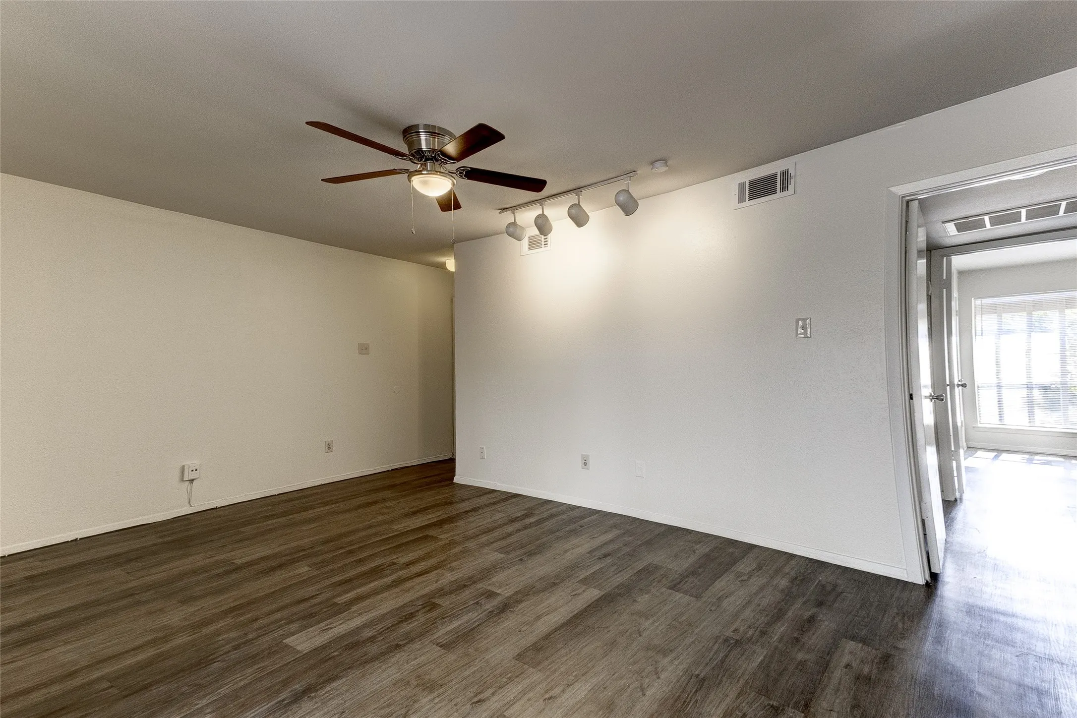 Condominium For Rent in Dallas County , 5150 Amesbury Drive 224, Dallas, Texas 75206, 2 Bedroom, 2 Bathroom, Garage spaces, 1,008 Sqft, built in 1970, mls#21354816, Real Estate Agent in Dallas, Homes For Rent in Dallas county, Homes For Rent in Dallas, Realtor in Dallas Texas, Real Estate Brokerage Independent Realty Texas, Luminita Cordes Realtor