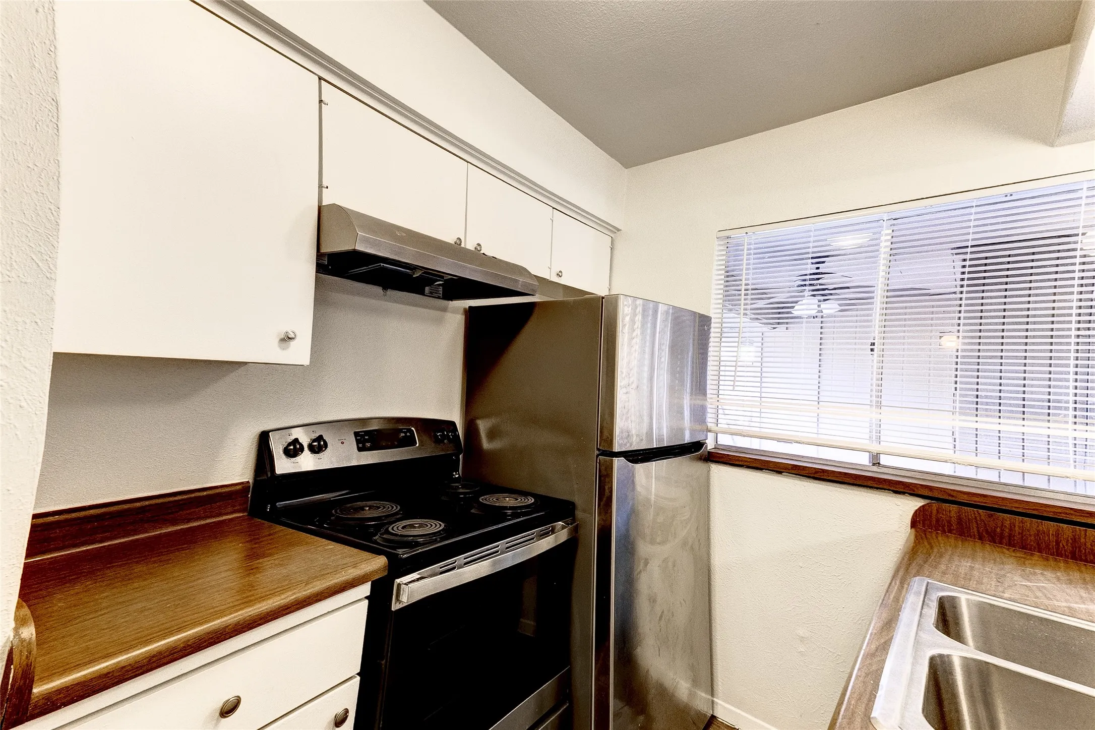 Condominium For Rent in Dallas County , 5150 Amesbury Drive 224, Dallas, Texas 75206, 2 Bedroom, 2 Bathroom, Garage spaces, 1,008 Sqft, built in 1970, mls#21354816, Real Estate Agent in Dallas, Homes For Rent in Dallas county, Homes For Rent in Dallas, Realtor in Dallas Texas, Real Estate Brokerage Independent Realty Texas, Luminita Cordes Realtor