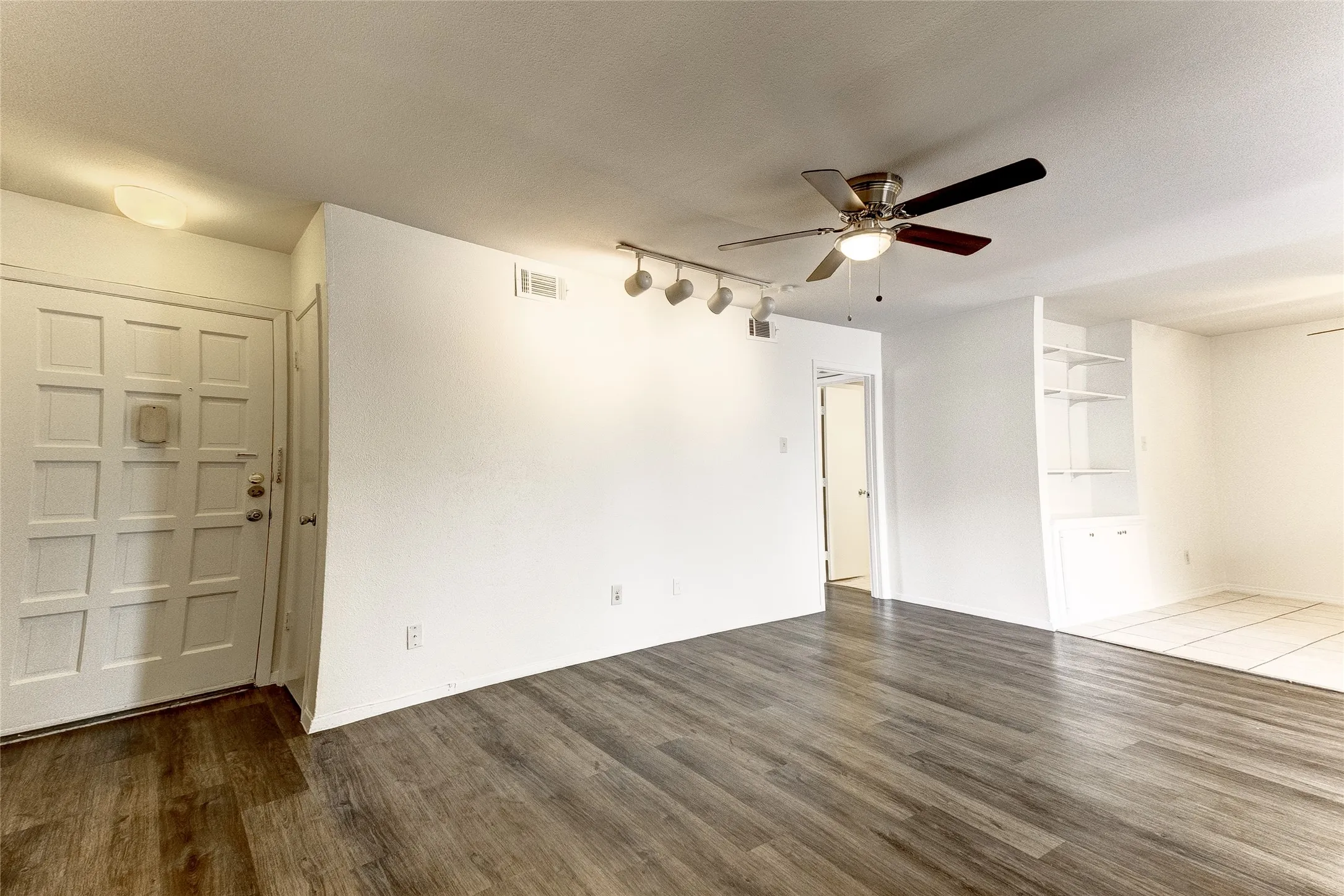 Condominium For Rent in Dallas County , 5150 Amesbury Drive 224, Dallas, Texas 75206, 2 Bedroom, 2 Bathroom, Garage spaces, 1,008 Sqft, built in 1970, mls#21354816, Real Estate Agent in Dallas, Homes For Rent in Dallas county, Homes For Rent in Dallas, Realtor in Dallas Texas, Real Estate Brokerage Independent Realty Texas, Luminita Cordes Realtor