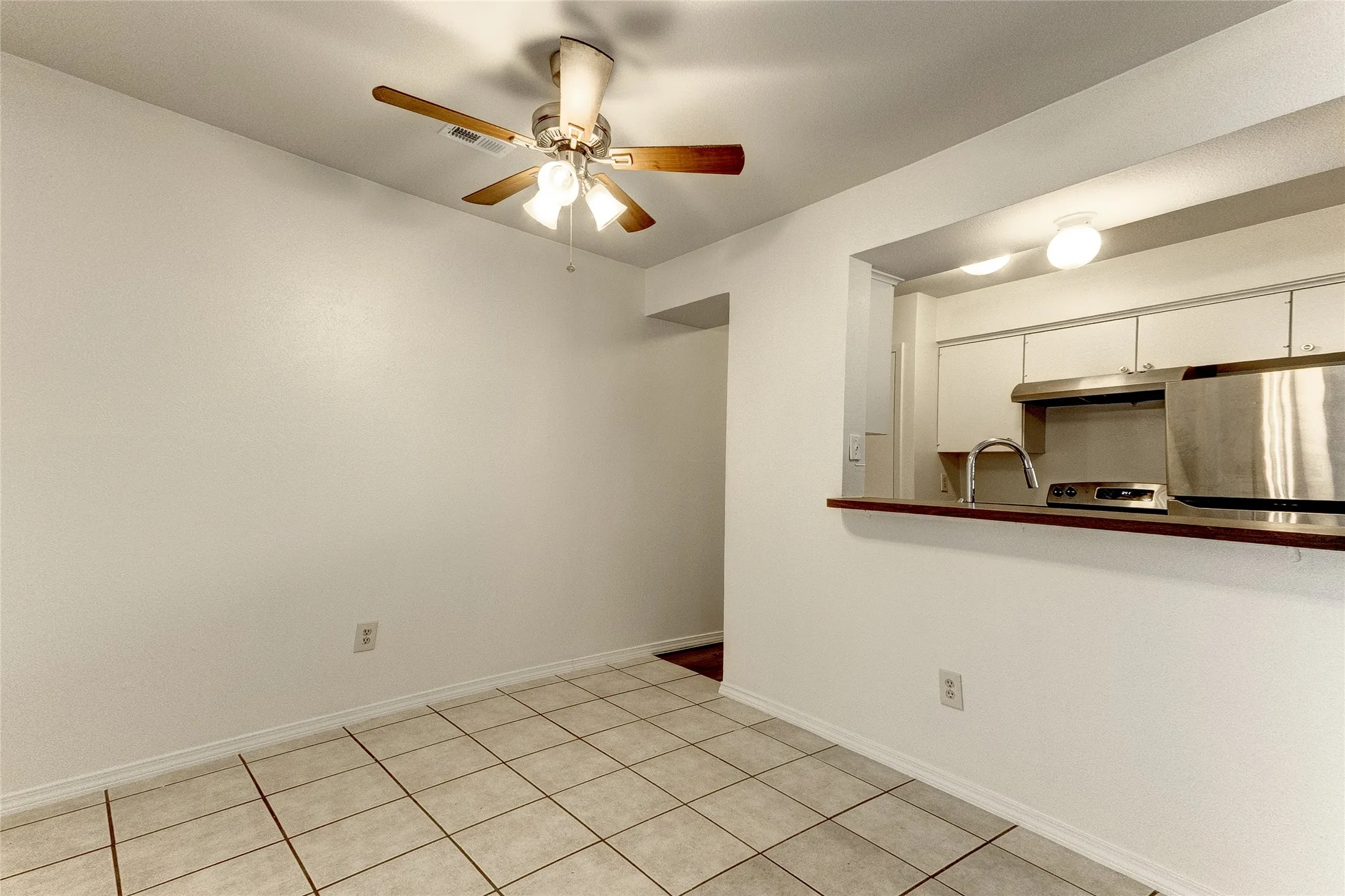 Condominium For Rent in Dallas County , 5150 Amesbury Drive 224, Dallas, Texas 75206, 2 Bedroom, 2 Bathroom, Garage spaces, 1,008 Sqft, built in 1970, mls#21354816, Real Estate Agent in Dallas, Homes For Rent in Dallas county, Homes For Rent in Dallas, Realtor in Dallas Texas, Real Estate Brokerage Independent Realty Texas, Luminita Cordes Realtor