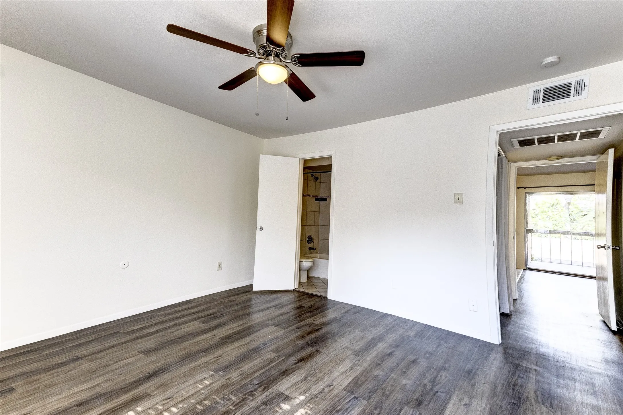 Condominium For Rent in Dallas County , 5150 Amesbury Drive 224, Dallas, Texas 75206, 2 Bedroom, 2 Bathroom, Garage spaces, 1,008 Sqft, built in 1970, mls#21354816, Real Estate Agent in Dallas, Homes For Rent in Dallas county, Homes For Rent in Dallas, Realtor in Dallas Texas, Real Estate Brokerage Independent Realty Texas, Luminita Cordes Realtor
