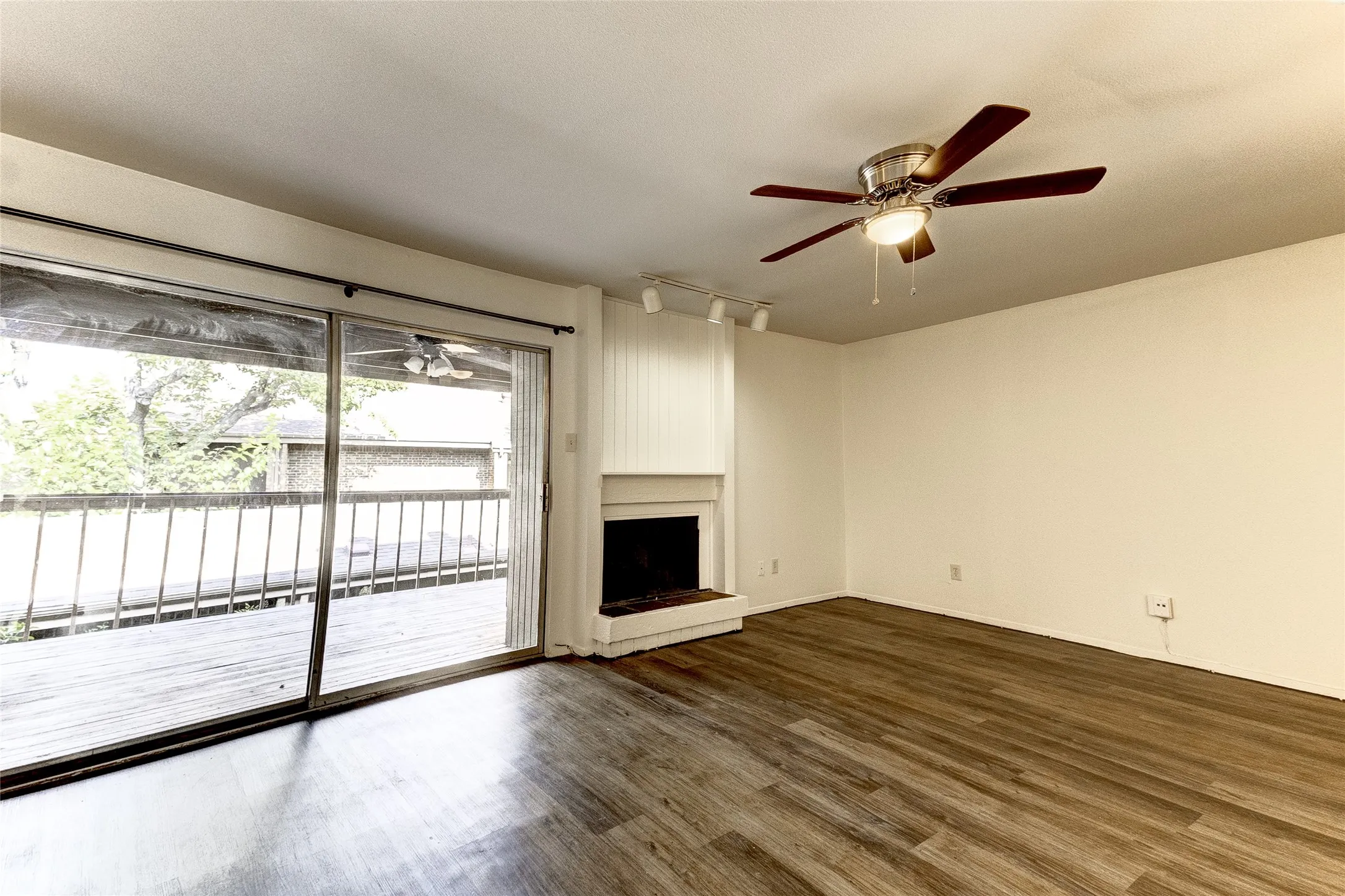Condominium For Rent in Dallas County , 5150 Amesbury Drive 224, Dallas, Texas 75206, 2 Bedroom, 2 Bathroom, Garage spaces, 1,008 Sqft, built in 1970, mls#21354816, Real Estate Agent in Dallas, Homes For Rent in Dallas county, Homes For Rent in Dallas, Realtor in Dallas Texas, Real Estate Brokerage Independent Realty Texas, Luminita Cordes Realtor