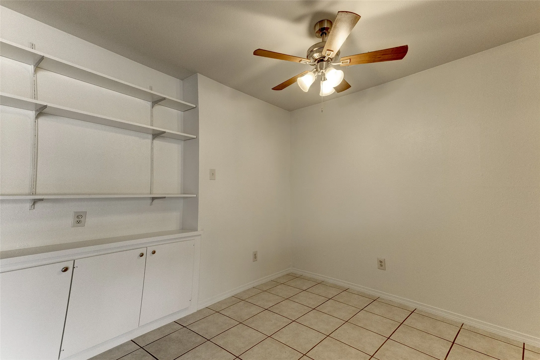 Condominium For Rent in Dallas County , 5150 Amesbury Drive 224, Dallas, Texas 75206, 2 Bedroom, 2 Bathroom, Garage spaces, 1,008 Sqft, built in 1970, mls#21354816, Real Estate Agent in Dallas, Homes For Rent in Dallas county, Homes For Rent in Dallas, Realtor in Dallas Texas, Real Estate Brokerage Independent Realty Texas, Luminita Cordes Realtor