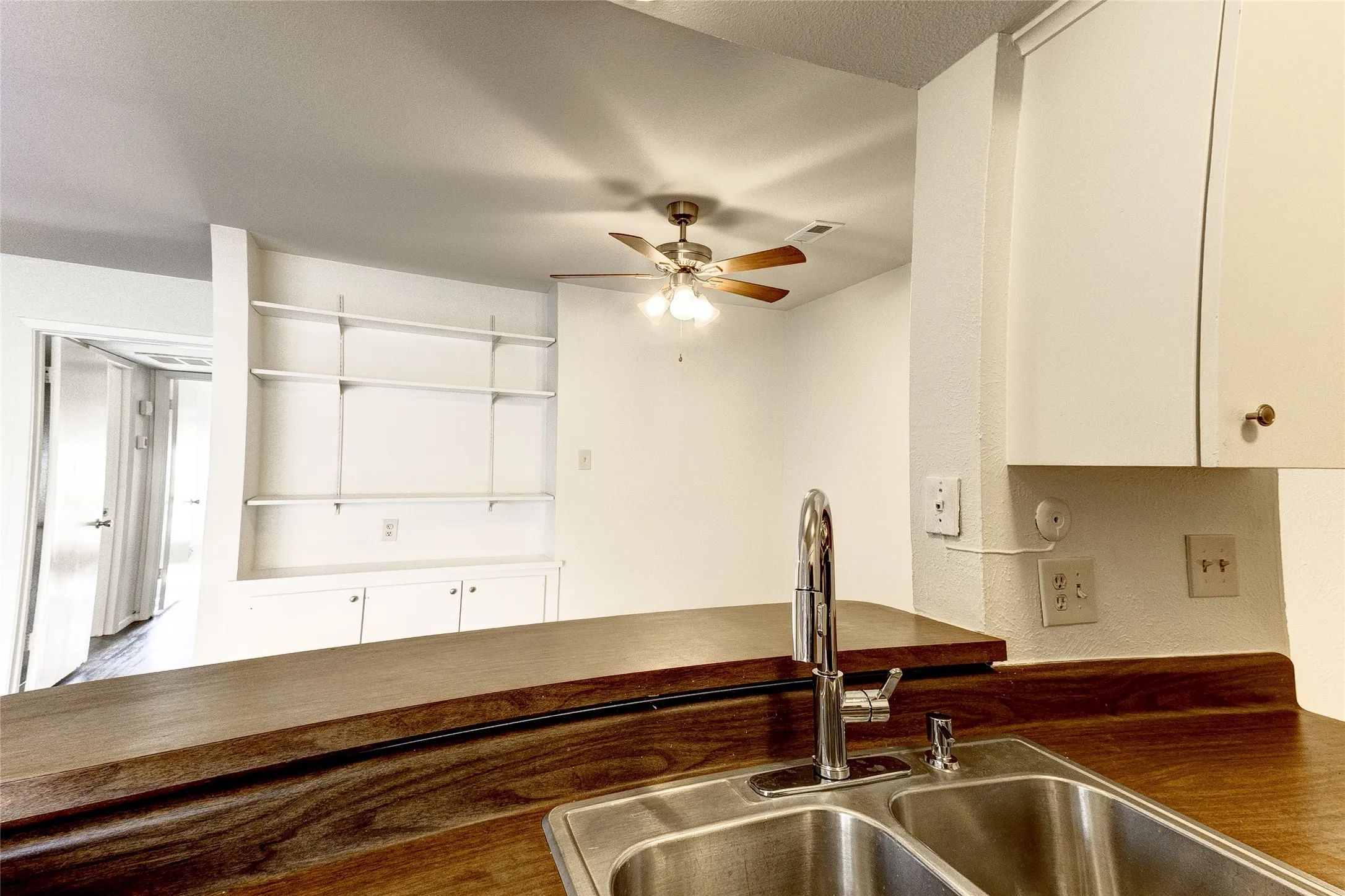 Condominium For Rent in Dallas County , 5150 Amesbury Drive 224, Dallas, Texas 75206, 2 Bedroom, 2 Bathroom, Garage spaces, 1,008 Sqft, built in 1970, mls#21354816, Real Estate Agent in Dallas, Homes For Rent in Dallas county, Homes For Rent in Dallas, Realtor in Dallas Texas, Real Estate Brokerage Independent Realty Texas, Luminita Cordes Realtor