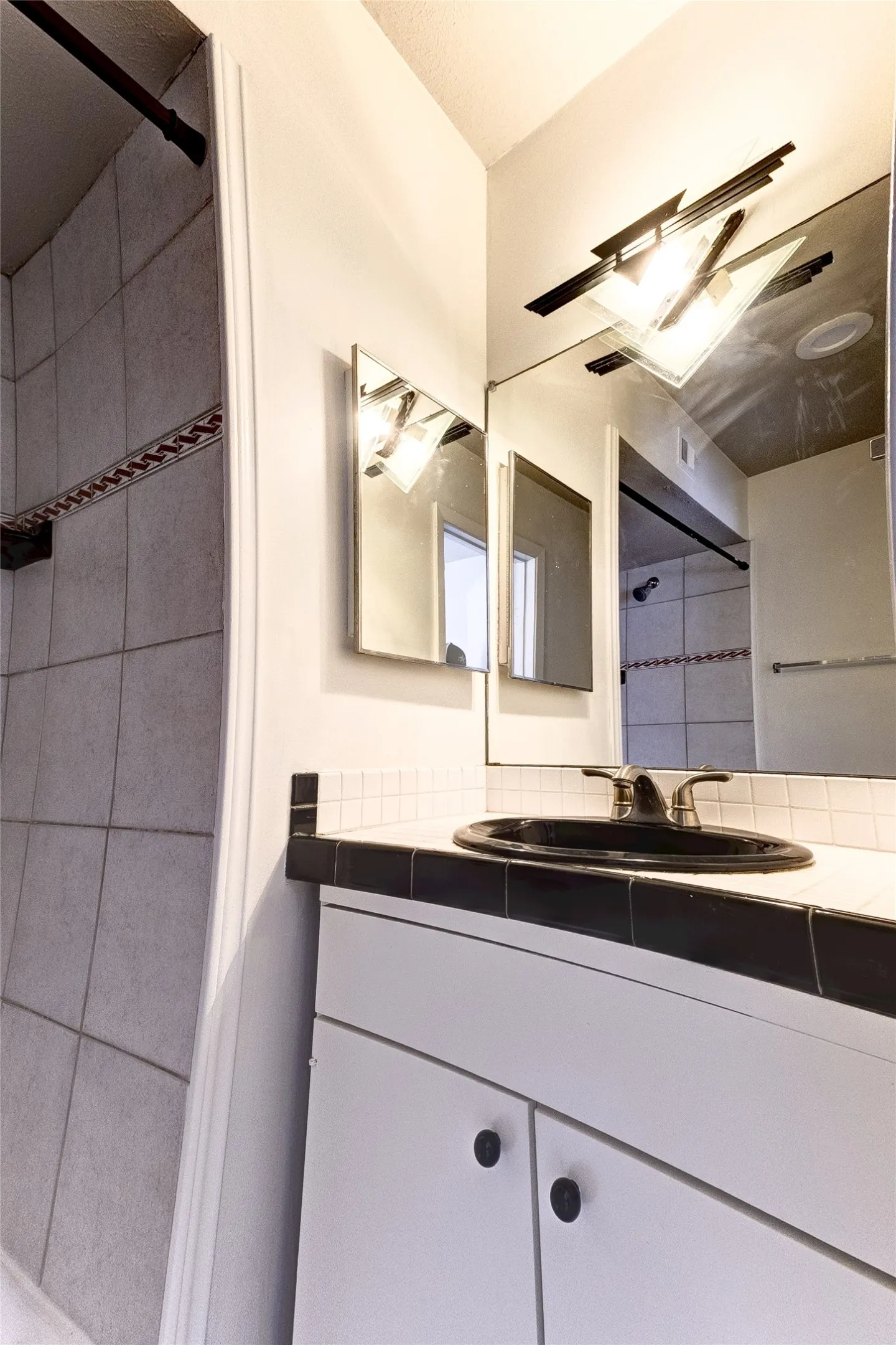 Condominium For Rent in Dallas County , 5150 Amesbury Drive 224, Dallas, Texas 75206, 2 Bedroom, 2 Bathroom, Garage spaces, 1,008 Sqft, built in 1970, mls#21354816, Real Estate Agent in Dallas, Homes For Rent in Dallas county, Homes For Rent in Dallas, Realtor in Dallas Texas, Real Estate Brokerage Independent Realty Texas, Luminita Cordes Realtor