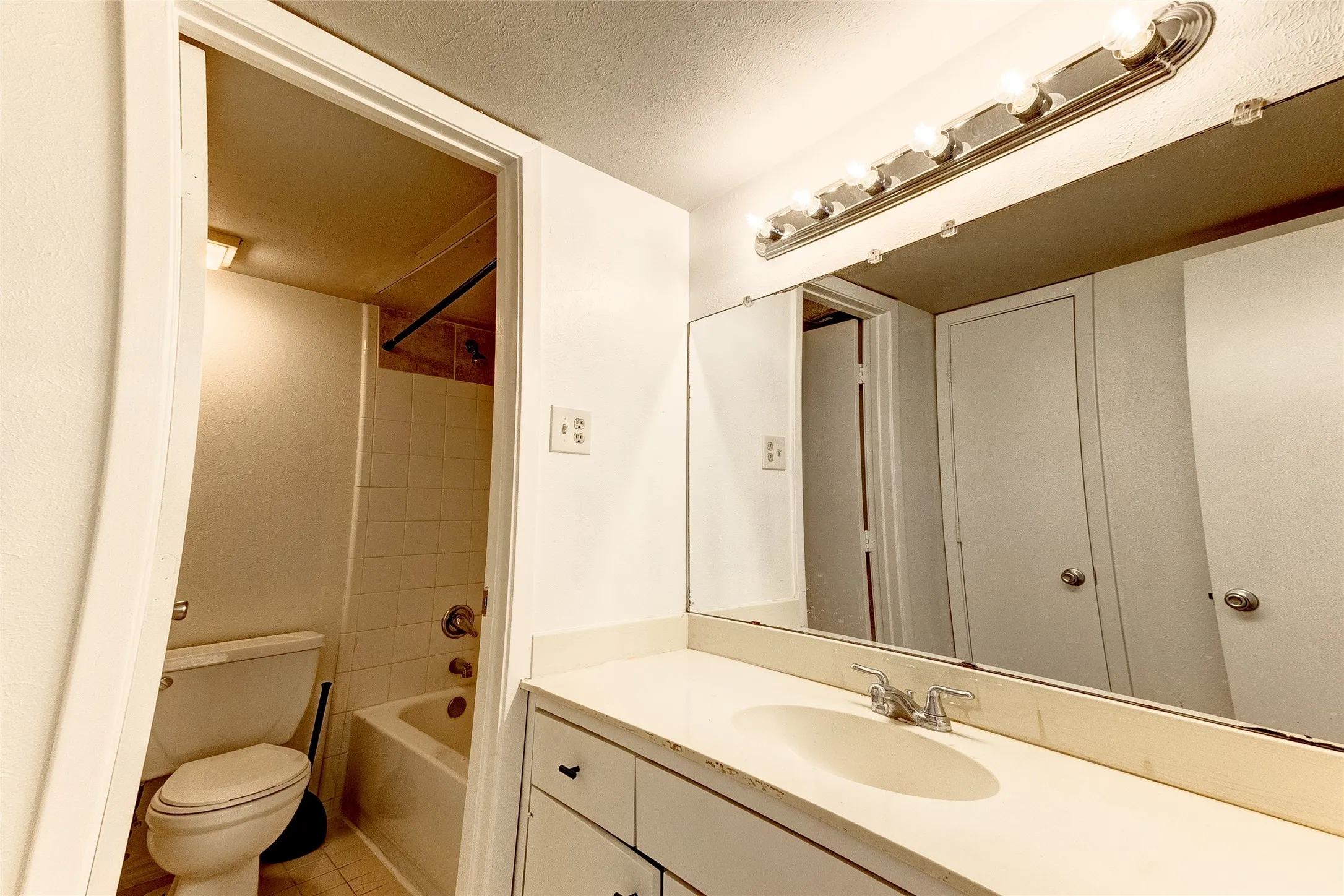 Condominium For Rent in Dallas County , 5150 Amesbury Drive 224, Dallas, Texas 75206, 2 Bedroom, 2 Bathroom, Garage spaces, 1,008 Sqft, built in 1970, mls#21354816, Real Estate Agent in Dallas, Homes For Rent in Dallas county, Homes For Rent in Dallas, Realtor in Dallas Texas, Real Estate Brokerage Independent Realty Texas, Luminita Cordes Realtor