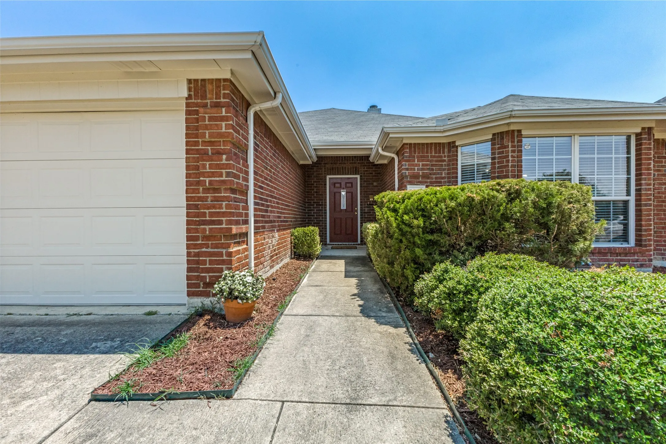 Single Family Residence For Sale in Dallas County , 2844 Goldfinch Drive, Mesquite, Texas 75181, 3 Bedroom, 2 Bathroom, 2 Garage spaces, 1,866 Sqft, built in 2003, mls#21354823, Real Estate Agent in Mesquite, Homes For Sale in Dallas county, Homes For Sale in Mesquite, Realtor in Mesquite Texas, Real Estate Brokerage Independent Realty Texas, Luminita Cordes Realtor