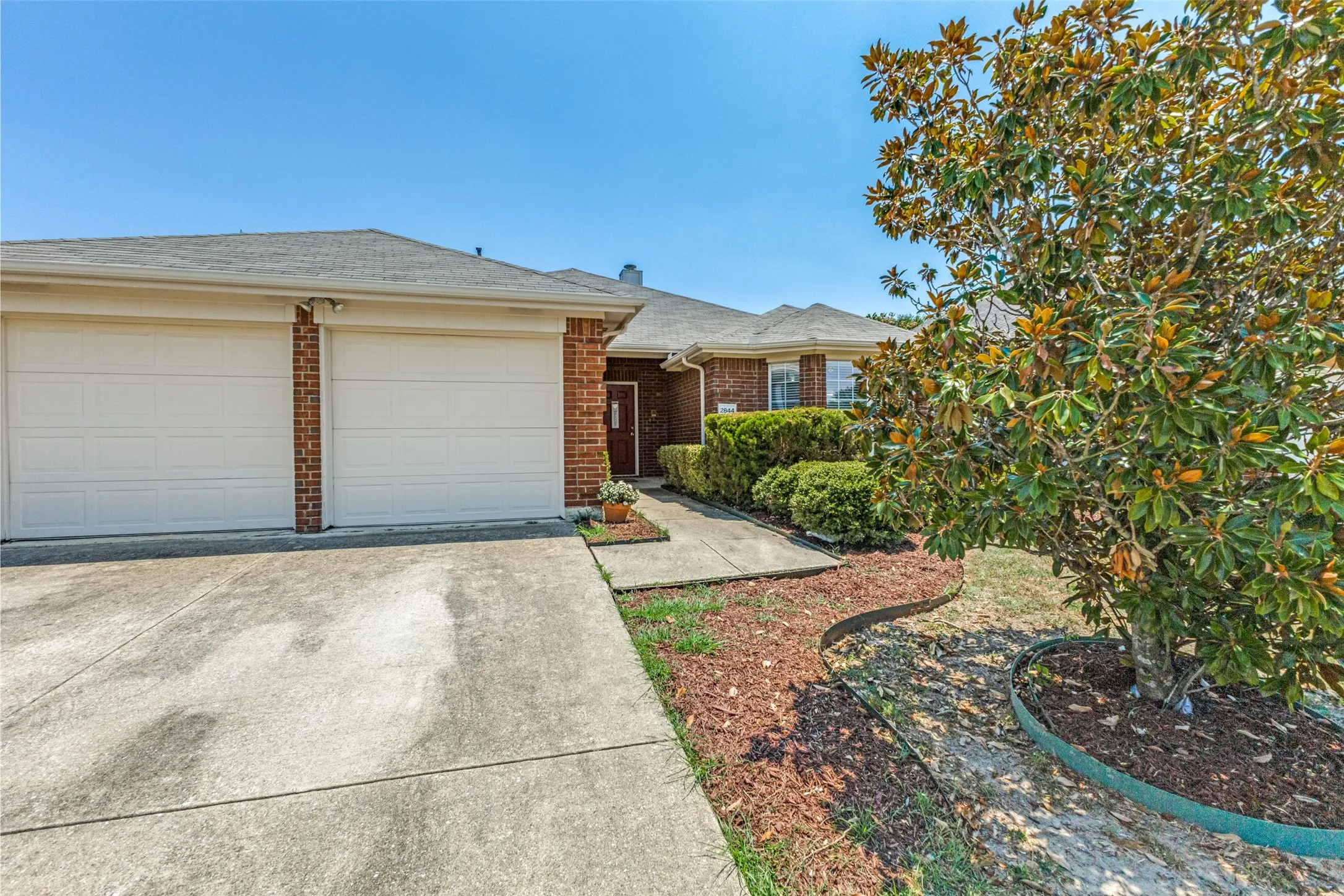 Single Family Residence For Sale in Dallas County , 2844 Goldfinch Drive, Mesquite, Texas 75181, 3 Bedroom, 2 Bathroom, 2 Garage spaces, 1,866 Sqft, built in 2003, mls#21354823, Real Estate Agent in Mesquite, Homes For Sale in Dallas county, Homes For Sale in Mesquite, Realtor in Mesquite Texas, Real Estate Brokerage Independent Realty Texas, Luminita Cordes Realtor