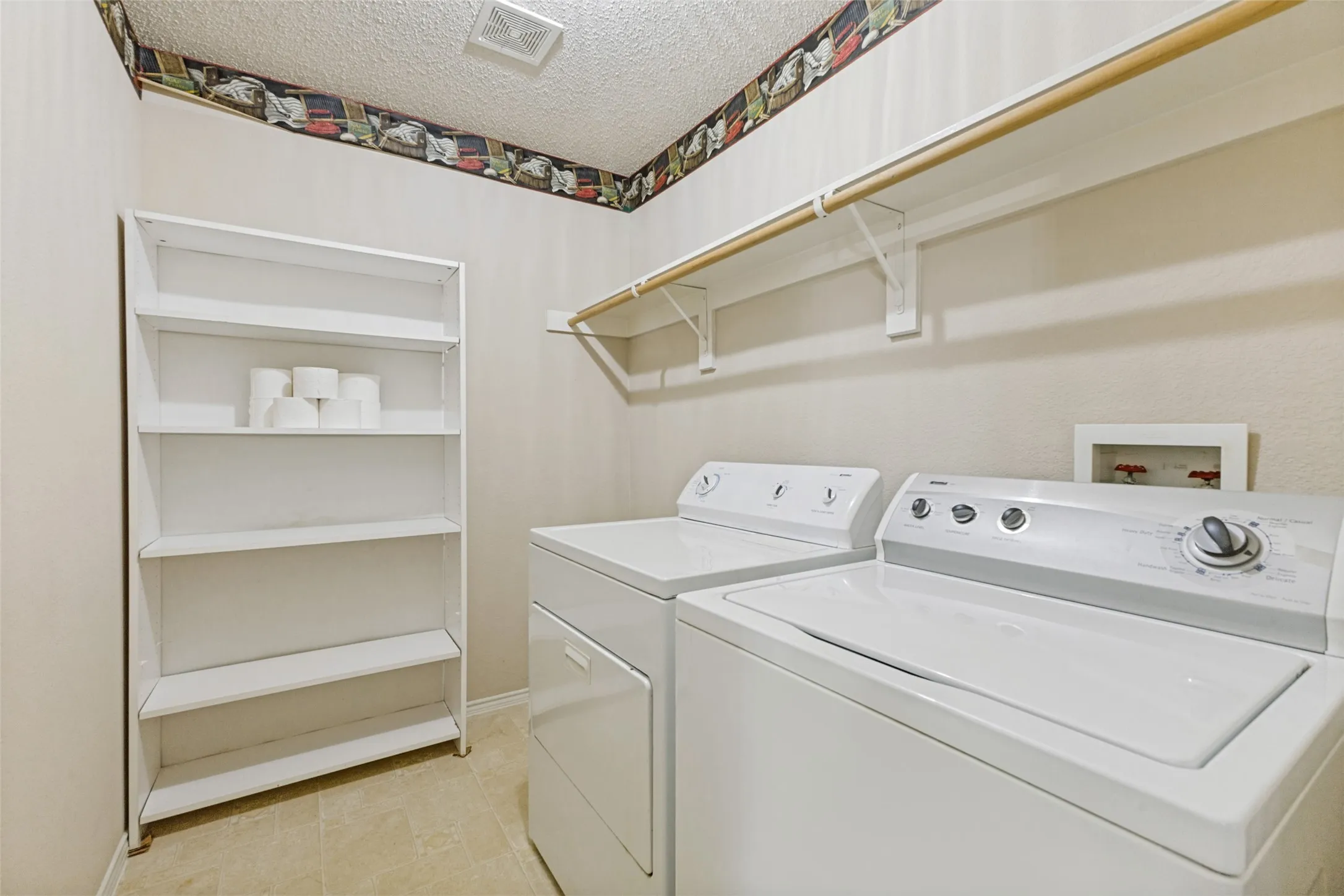 Single Family Residence For Sale in Dallas County , 2844 Goldfinch Drive, Mesquite, Texas 75181, 3 Bedroom, 2 Bathroom, 2 Garage spaces, 1,866 Sqft, built in 2003, mls#21354823, Real Estate Agent in Mesquite, Homes For Sale in Dallas county, Homes For Sale in Mesquite, Realtor in Mesquite Texas, Real Estate Brokerage Independent Realty Texas, Luminita Cordes Realtor