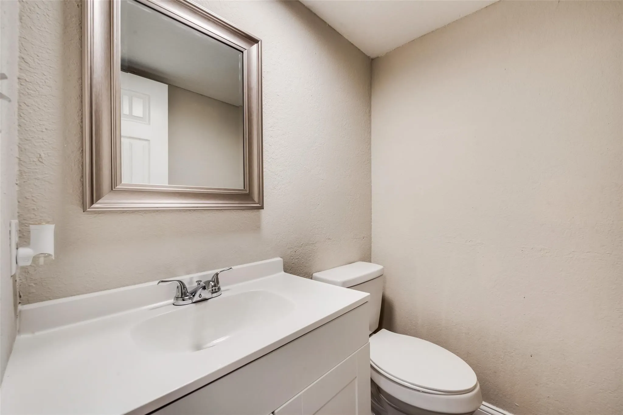 Single Family Residence For Rent in Tarrant County , 2436 Dancy Drive N, Fort Worth, Texas 76131, 3 Bedroom, 2 Bathroom, 1 Garage spaces, 1,070 Sqft, built in 1982, mls#21354836, Real Estate Agent in Fort Worth, Homes For Rent in Tarrant county, Homes For Rent in Fort Worth, Realtor in Fort Worth Texas, Real Estate Brokerage Independent Realty Texas, Luminita Cordes Realtor