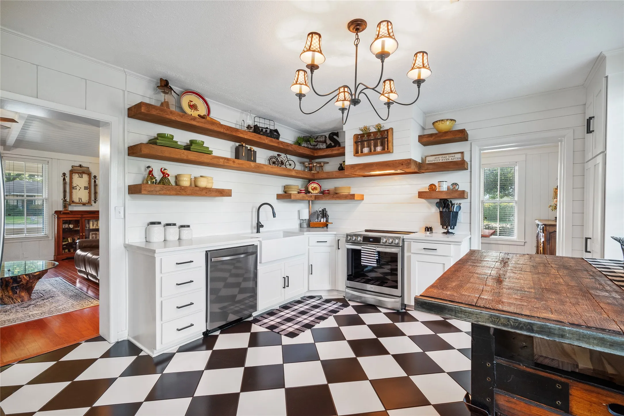 Single Family Residence For Sale in Bosque County , 415 N Avenue I, Clifton, Texas 76634, 3 Bedroom, 3 Bathroom, 3 Garage spaces, 2,490 Sqft, built in 1930, mls#21354010, Real Estate Agent in Clifton, Homes For Sale in Bosque county, Homes For Sale in Clifton, Realtor in Clifton Texas, Real Estate Brokerage Independent Realty Texas, Luminita Cordes Realtor