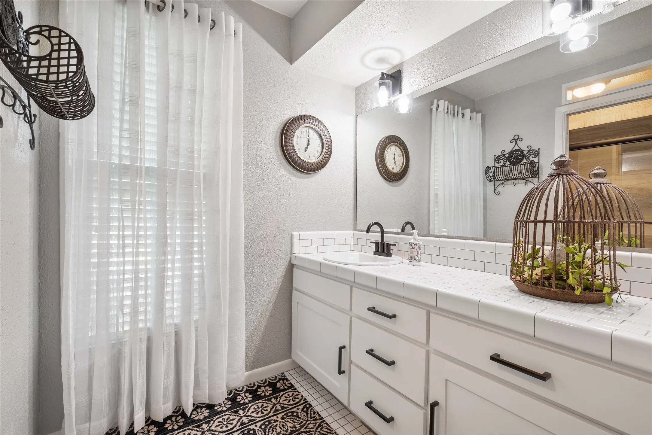 Single Family Residence For Sale in Bosque County , 415 N Avenue I, Clifton, Texas 76634, 3 Bedroom, 3 Bathroom, 3 Garage spaces, 2,490 Sqft, built in 1930, mls#21354010, Real Estate Agent in Clifton, Homes For Sale in Bosque county, Homes For Sale in Clifton, Realtor in Clifton Texas, Real Estate Brokerage Independent Realty Texas, Luminita Cordes Realtor