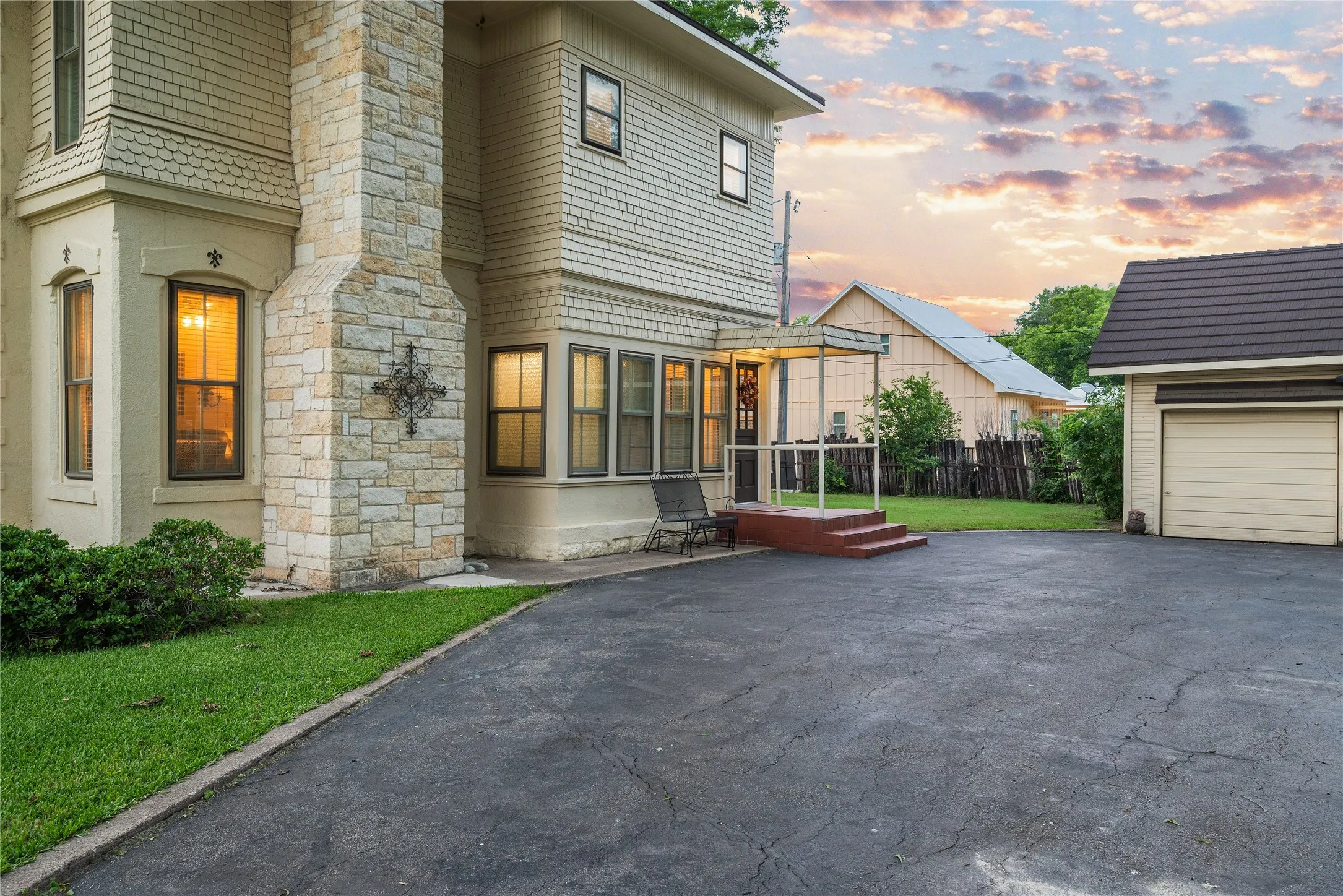 Single Family Residence For Sale in Bosque County , 415 N Avenue I, Clifton, Texas 76634, 3 Bedroom, 3 Bathroom, 3 Garage spaces, 2,490 Sqft, built in 1930, mls#21354010, Real Estate Agent in Clifton, Homes For Sale in Bosque county, Homes For Sale in Clifton, Realtor in Clifton Texas, Real Estate Brokerage Independent Realty Texas, Luminita Cordes Realtor