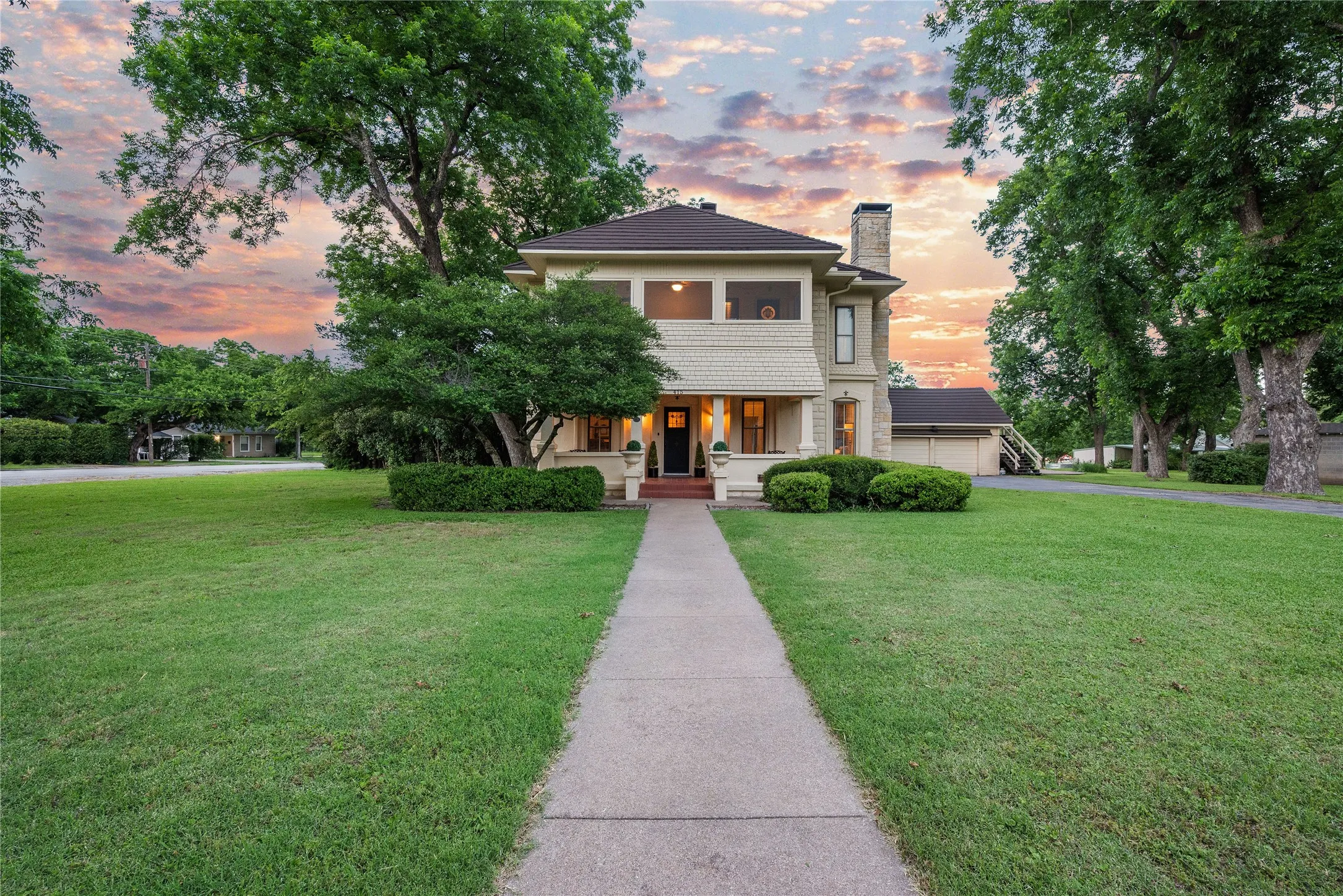 Single Family Residence For Sale in Bosque County , 415 N Avenue I, Clifton, Texas 76634, 3 Bedroom, 3 Bathroom, 3 Garage spaces, 2,490 Sqft, built in 1930, mls#21354010, Real Estate Agent in Clifton, Homes For Sale in Bosque county, Homes For Sale in Clifton, Realtor in Clifton Texas, Real Estate Brokerage Independent Realty Texas, Luminita Cordes Realtor