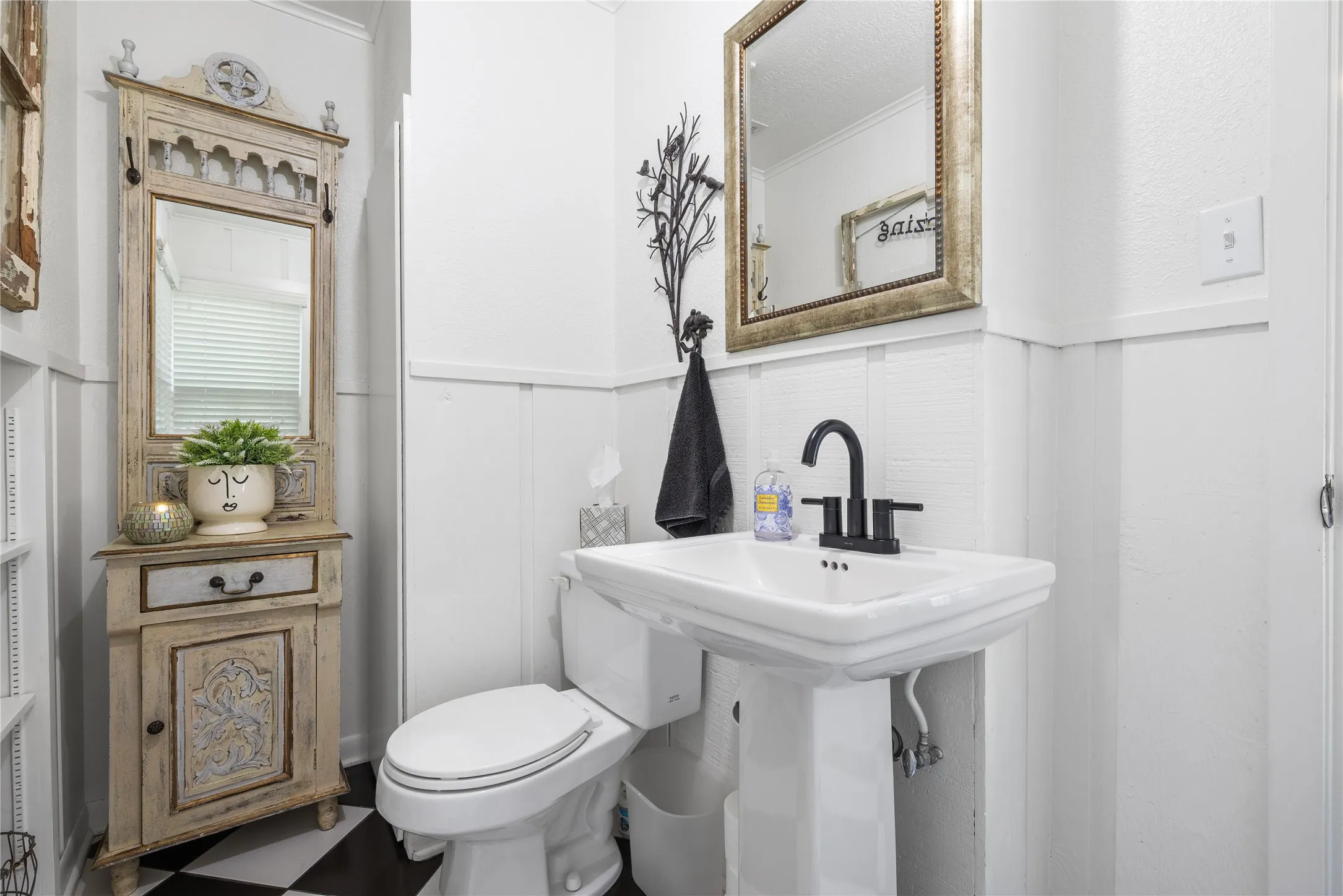 Single Family Residence For Sale in Bosque County , 415 N Avenue I, Clifton, Texas 76634, 3 Bedroom, 3 Bathroom, 3 Garage spaces, 2,490 Sqft, built in 1930, mls#21354010, Real Estate Agent in Clifton, Homes For Sale in Bosque county, Homes For Sale in Clifton, Realtor in Clifton Texas, Real Estate Brokerage Independent Realty Texas, Luminita Cordes Realtor