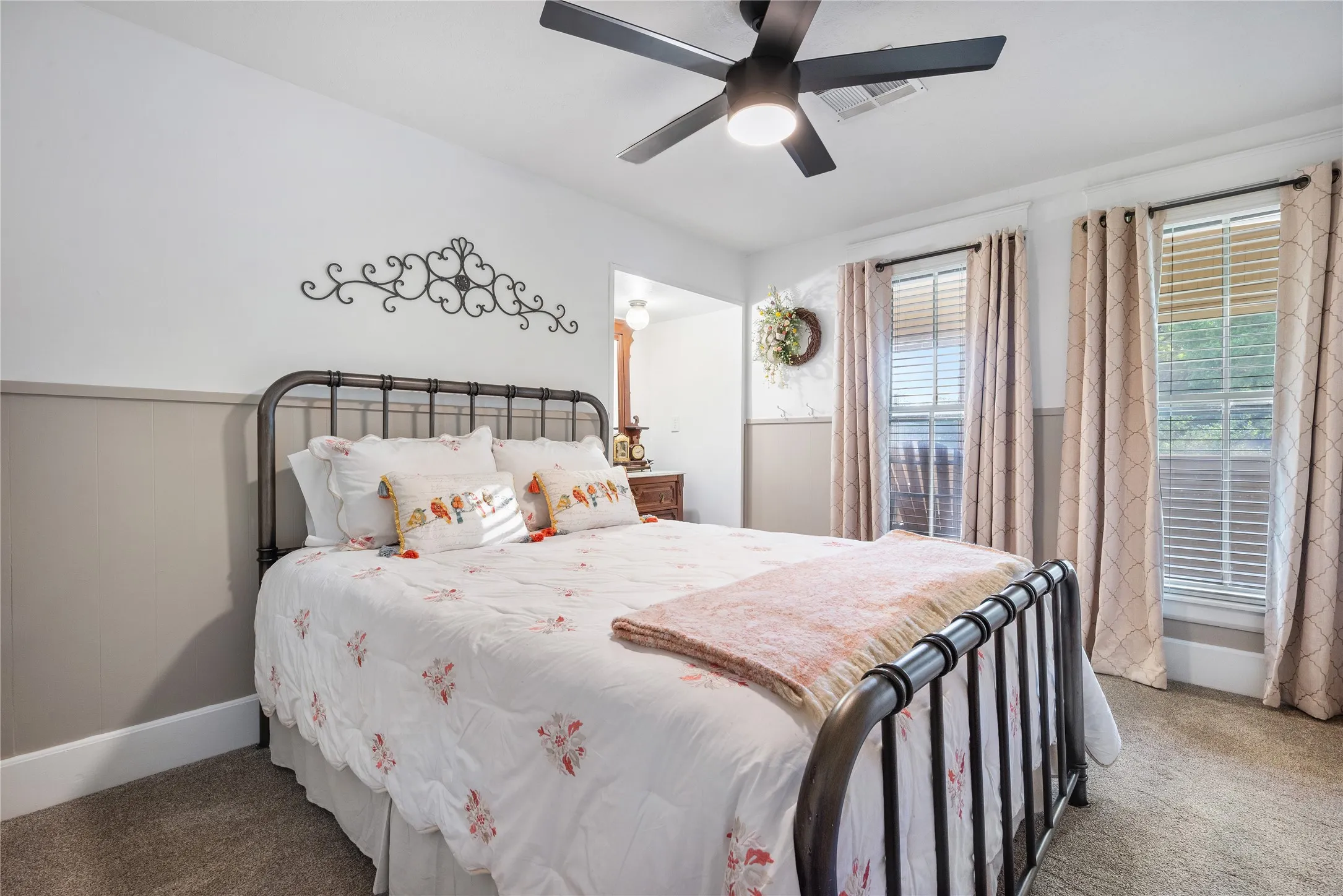 Single Family Residence For Sale in Bosque County , 415 N Avenue I, Clifton, Texas 76634, 3 Bedroom, 3 Bathroom, 3 Garage spaces, 2,490 Sqft, built in 1930, mls#21354010, Real Estate Agent in Clifton, Homes For Sale in Bosque county, Homes For Sale in Clifton, Realtor in Clifton Texas, Real Estate Brokerage Independent Realty Texas, Luminita Cordes Realtor