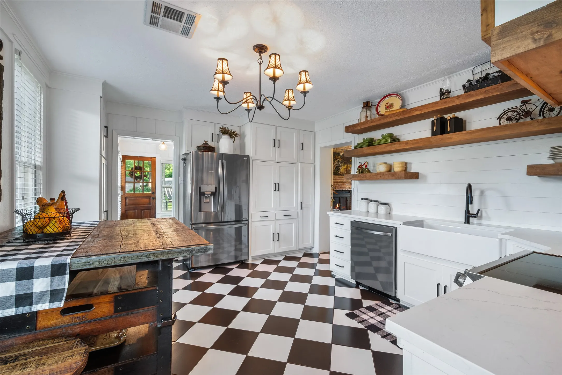 Single Family Residence For Sale in Bosque County , 415 N Avenue I, Clifton, Texas 76634, 3 Bedroom, 3 Bathroom, 3 Garage spaces, 2,490 Sqft, built in 1930, mls#21354010, Real Estate Agent in Clifton, Homes For Sale in Bosque county, Homes For Sale in Clifton, Realtor in Clifton Texas, Real Estate Brokerage Independent Realty Texas, Luminita Cordes Realtor