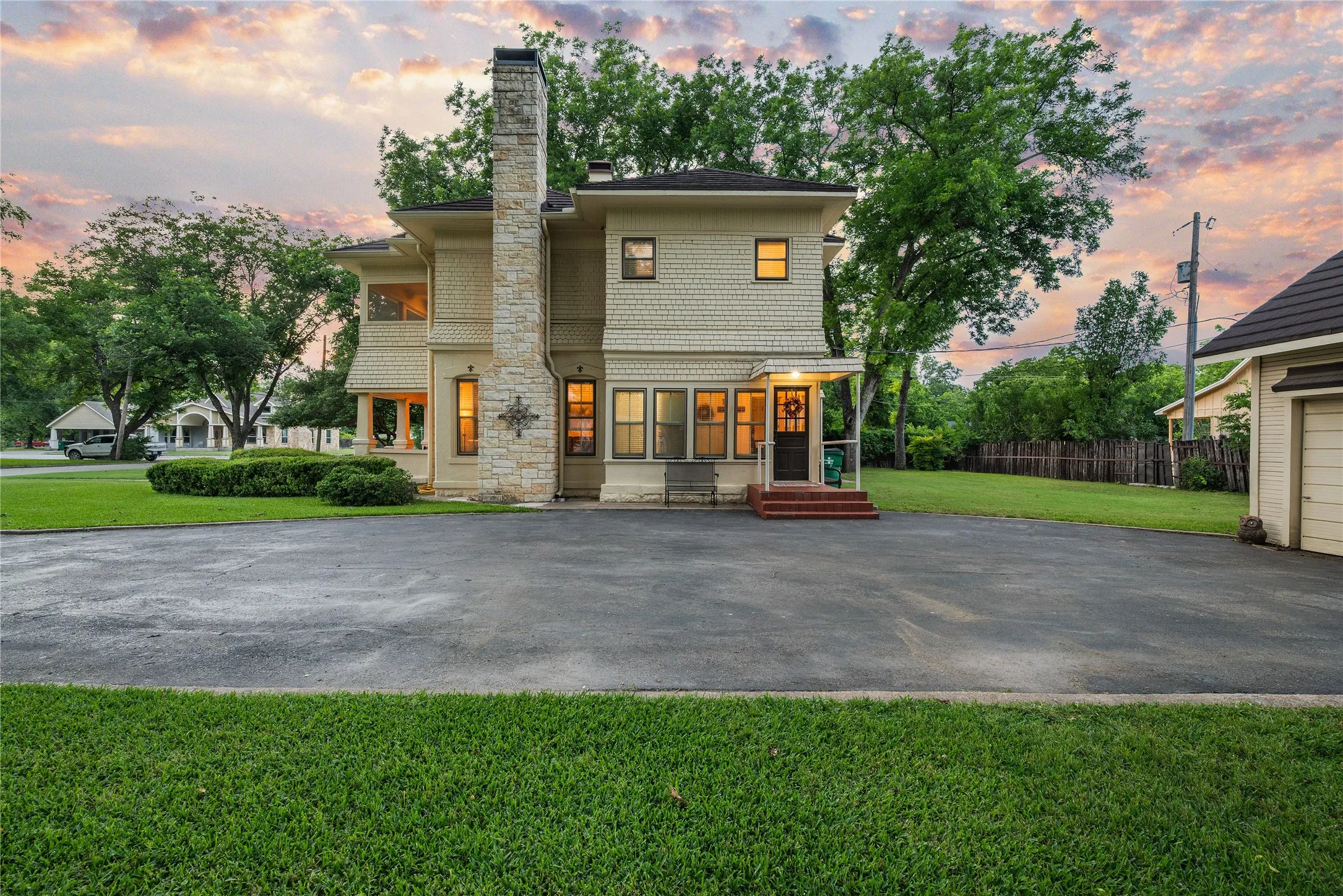 Single Family Residence For Sale in Bosque County , 415 N Avenue I, Clifton, Texas 76634, 3 Bedroom, 3 Bathroom, 3 Garage spaces, 2,490 Sqft, built in 1930, mls#21354010, Real Estate Agent in Clifton, Homes For Sale in Bosque county, Homes For Sale in Clifton, Realtor in Clifton Texas, Real Estate Brokerage Independent Realty Texas, Luminita Cordes Realtor