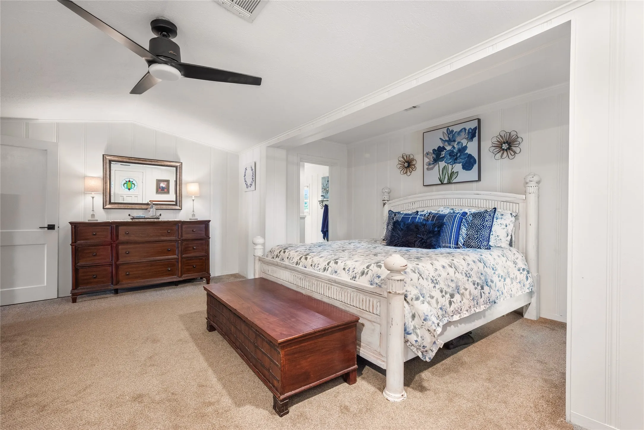 Single Family Residence For Sale in Bosque County , 415 N Avenue I, Clifton, Texas 76634, 3 Bedroom, 3 Bathroom, 3 Garage spaces, 2,490 Sqft, built in 1930, mls#21354010, Real Estate Agent in Clifton, Homes For Sale in Bosque county, Homes For Sale in Clifton, Realtor in Clifton Texas, Real Estate Brokerage Independent Realty Texas, Luminita Cordes Realtor