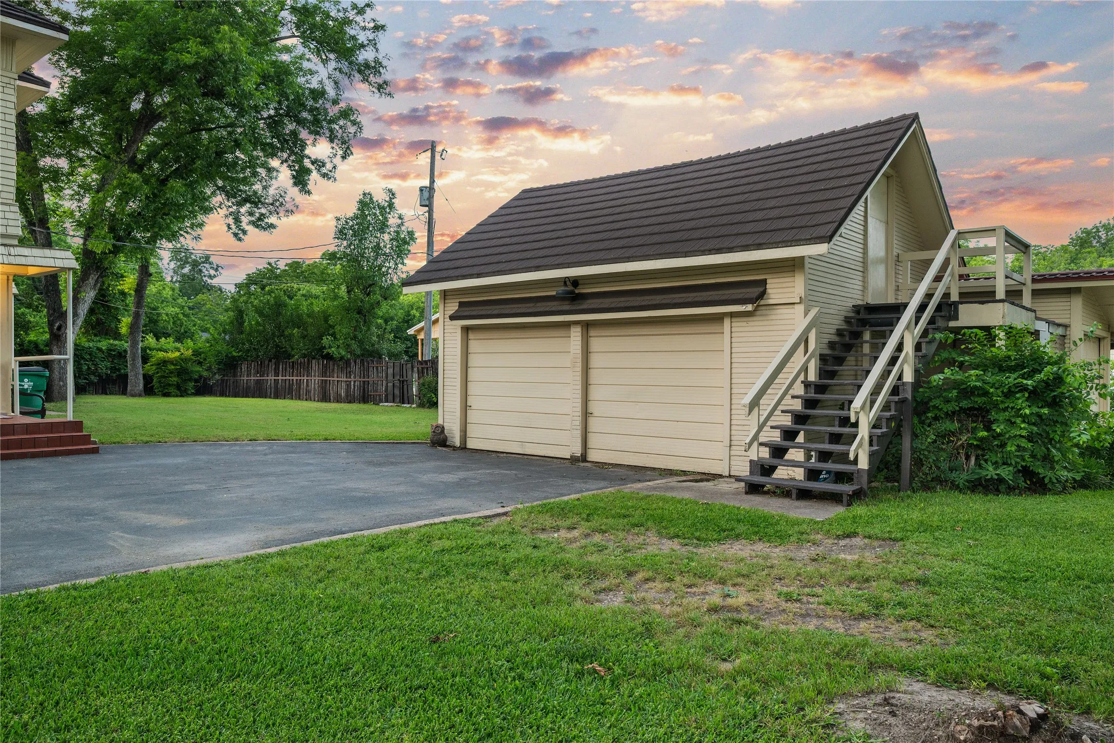 Single Family Residence For Sale in Bosque County , 415 N Avenue I, Clifton, Texas 76634, 3 Bedroom, 3 Bathroom, 3 Garage spaces, 2,490 Sqft, built in 1930, mls#21354010, Real Estate Agent in Clifton, Homes For Sale in Bosque county, Homes For Sale in Clifton, Realtor in Clifton Texas, Real Estate Brokerage Independent Realty Texas, Luminita Cordes Realtor