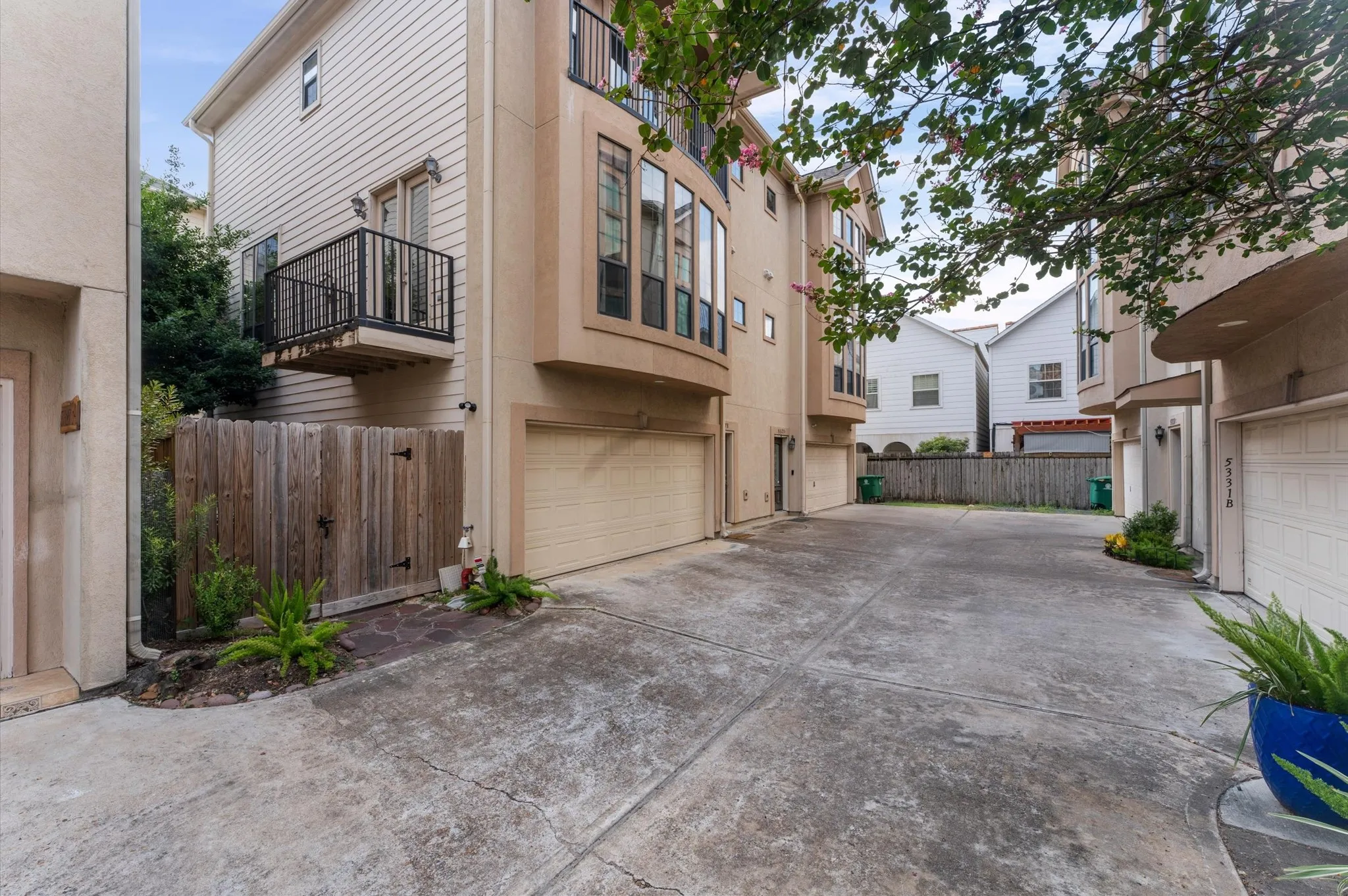 Townhouse For Sale in Harris County , 5327 Nolda Street B, Houston, Texas 77007, 3 Bedroom, 4 Bathroom, 2 Garage spaces, 2,323 Sqft, built in 2002, mls#21352690, Real Estate Agent in Houston, Homes For Sale in Harris county, Homes For Sale in Houston, Realtor in Houston Texas, Real Estate Brokerage Independent Realty Texas, Luminita Cordes Realtor
