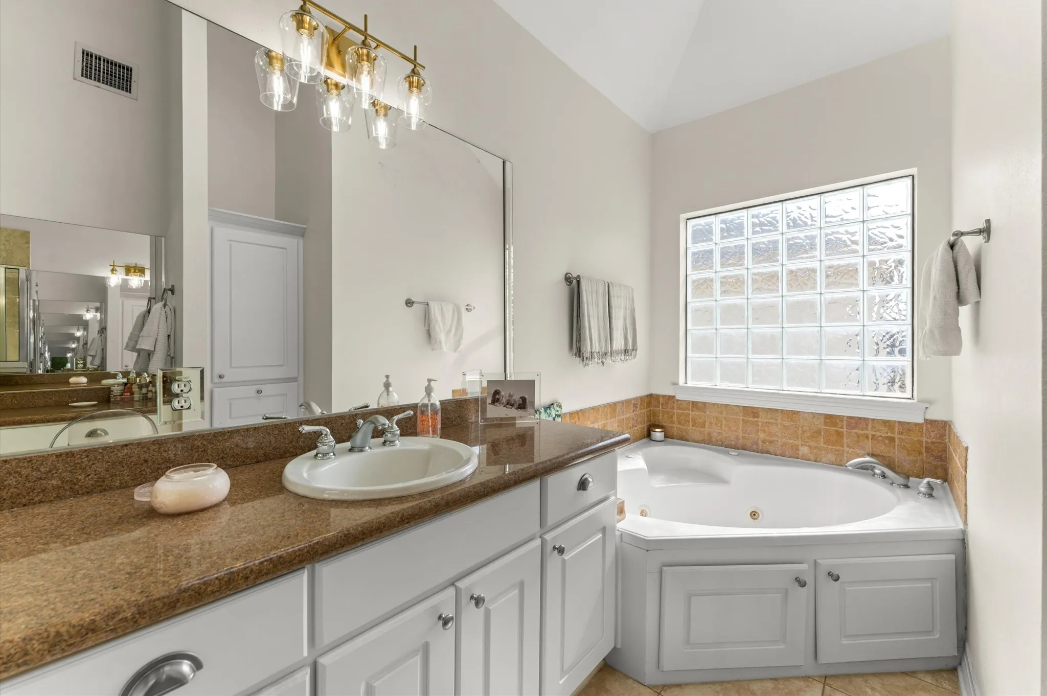 Townhouse For Sale in Harris County , 5327 Nolda Street B, Houston, Texas 77007, 3 Bedroom, 4 Bathroom, 2 Garage spaces, 2,323 Sqft, built in 2002, mls#21352690, Real Estate Agent in Houston, Homes For Sale in Harris county, Homes For Sale in Houston, Realtor in Houston Texas, Real Estate Brokerage Independent Realty Texas, Luminita Cordes Realtor