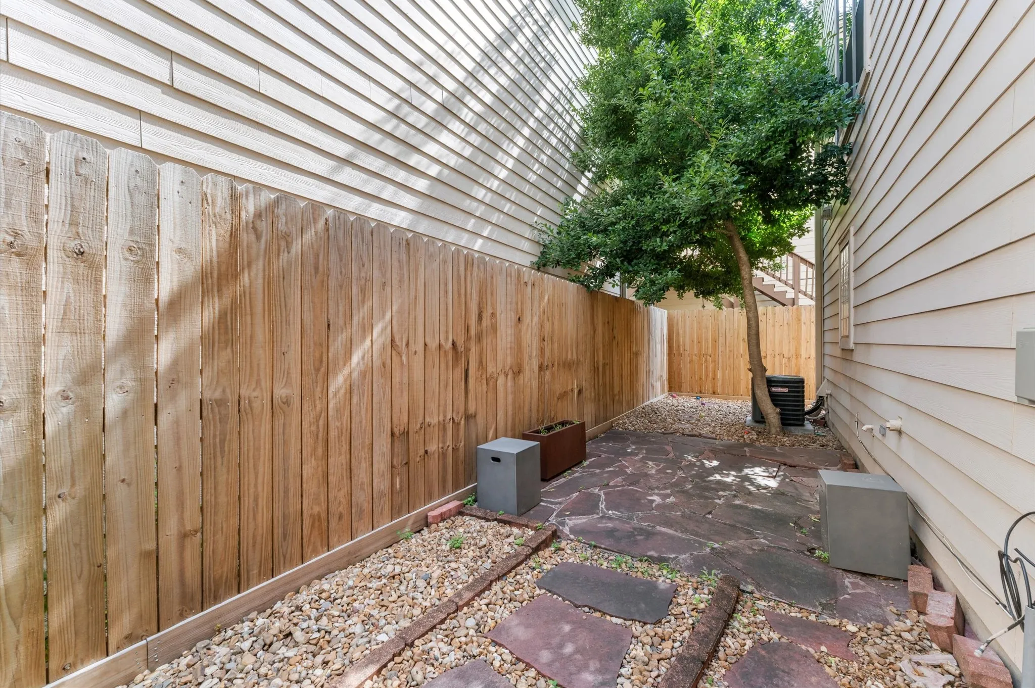 Townhouse For Sale in Harris County , 5327 Nolda Street B, Houston, Texas 77007, 3 Bedroom, 4 Bathroom, 2 Garage spaces, 2,323 Sqft, built in 2002, mls#21352690, Real Estate Agent in Houston, Homes For Sale in Harris county, Homes For Sale in Houston, Realtor in Houston Texas, Real Estate Brokerage Independent Realty Texas, Luminita Cordes Realtor