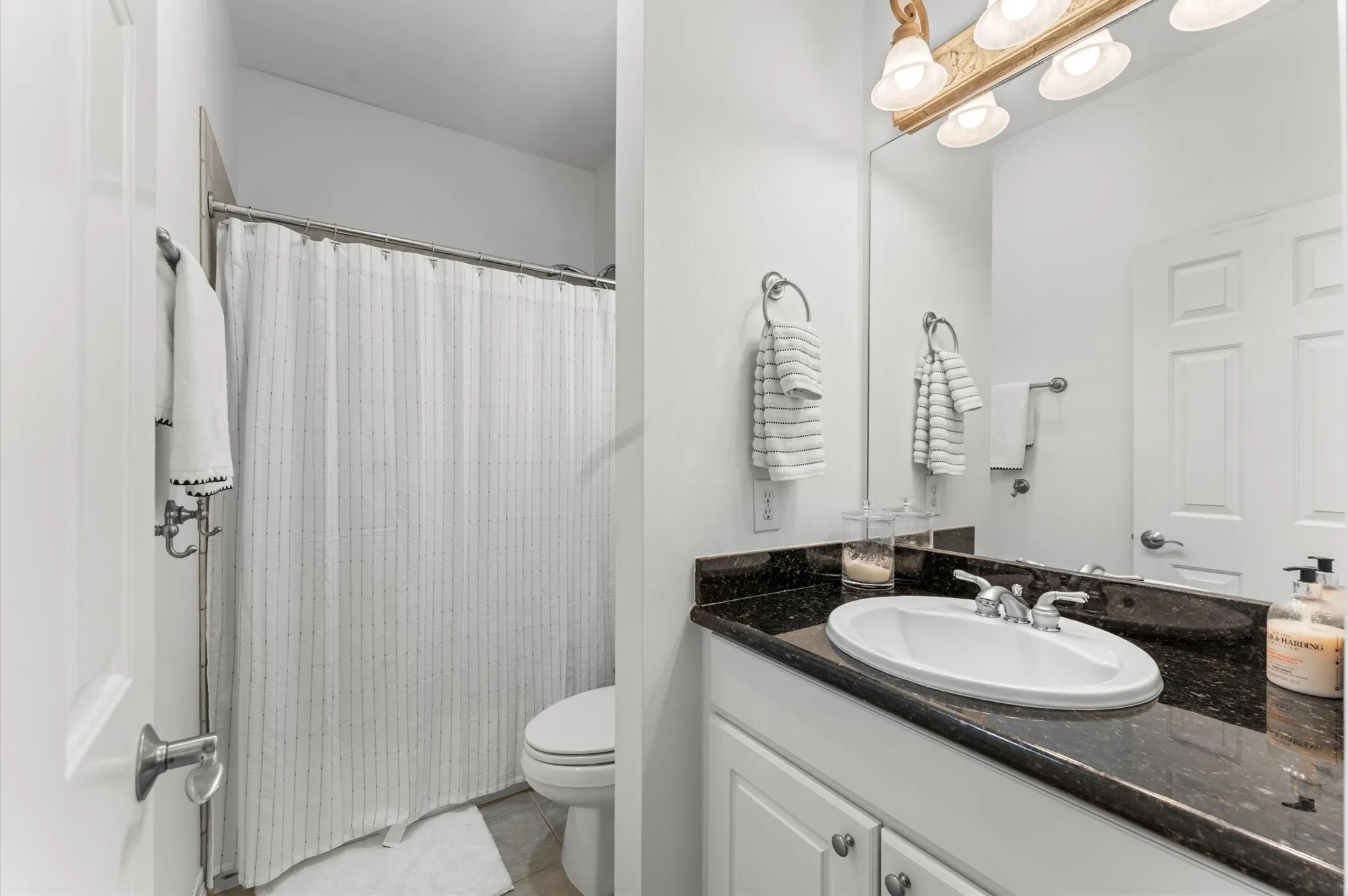 Townhouse For Sale in Harris County , 5327 Nolda Street B, Houston, Texas 77007, 3 Bedroom, 4 Bathroom, 2 Garage spaces, 2,323 Sqft, built in 2002, mls#21352690, Real Estate Agent in Houston, Homes For Sale in Harris county, Homes For Sale in Houston, Realtor in Houston Texas, Real Estate Brokerage Independent Realty Texas, Luminita Cordes Realtor