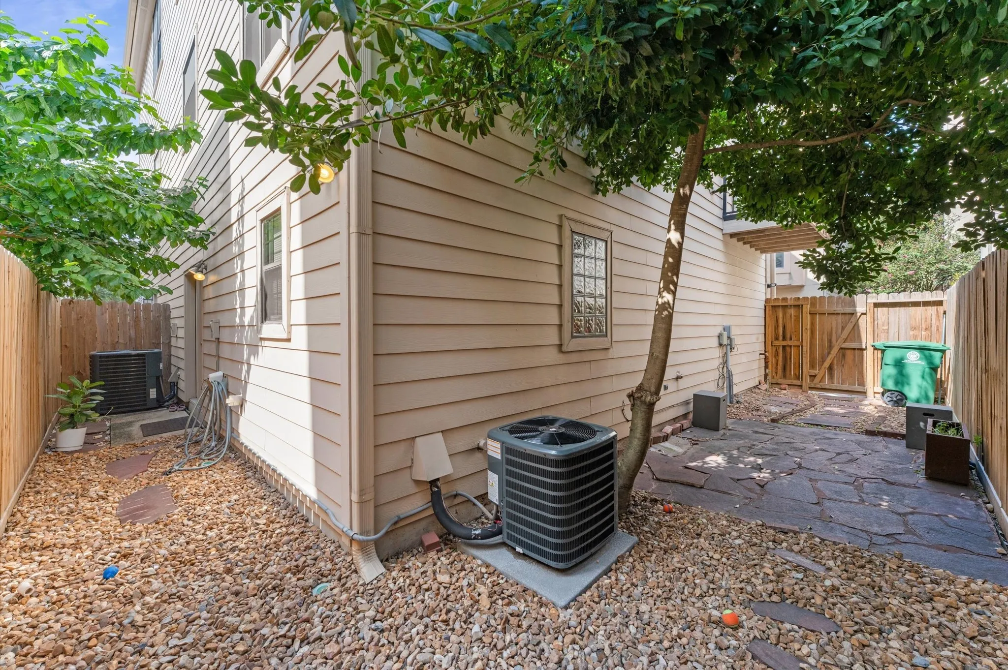 Townhouse For Sale in Harris County , 5327 Nolda Street B, Houston, Texas 77007, 3 Bedroom, 4 Bathroom, 2 Garage spaces, 2,323 Sqft, built in 2002, mls#21352690, Real Estate Agent in Houston, Homes For Sale in Harris county, Homes For Sale in Houston, Realtor in Houston Texas, Real Estate Brokerage Independent Realty Texas, Luminita Cordes Realtor