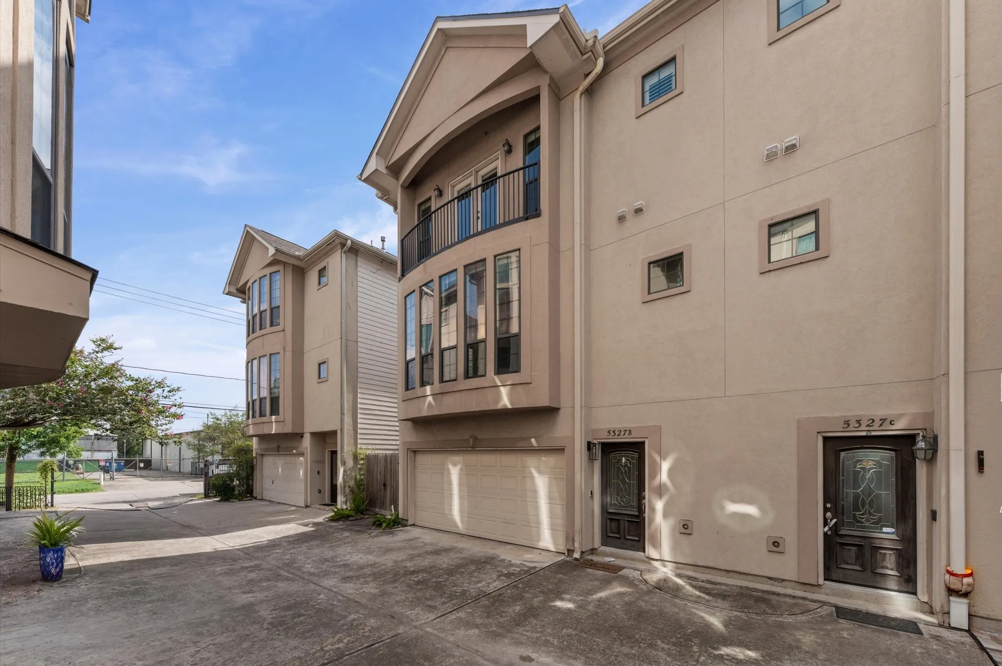 Townhouse For Sale in Harris County , 5327 Nolda Street B, Houston, Texas 77007, 3 Bedroom, 4 Bathroom, 2 Garage spaces, 2,323 Sqft, built in 2002, mls#21352690, Real Estate Agent in Houston, Homes For Sale in Harris county, Homes For Sale in Houston, Realtor in Houston Texas, Real Estate Brokerage Independent Realty Texas, Luminita Cordes Realtor