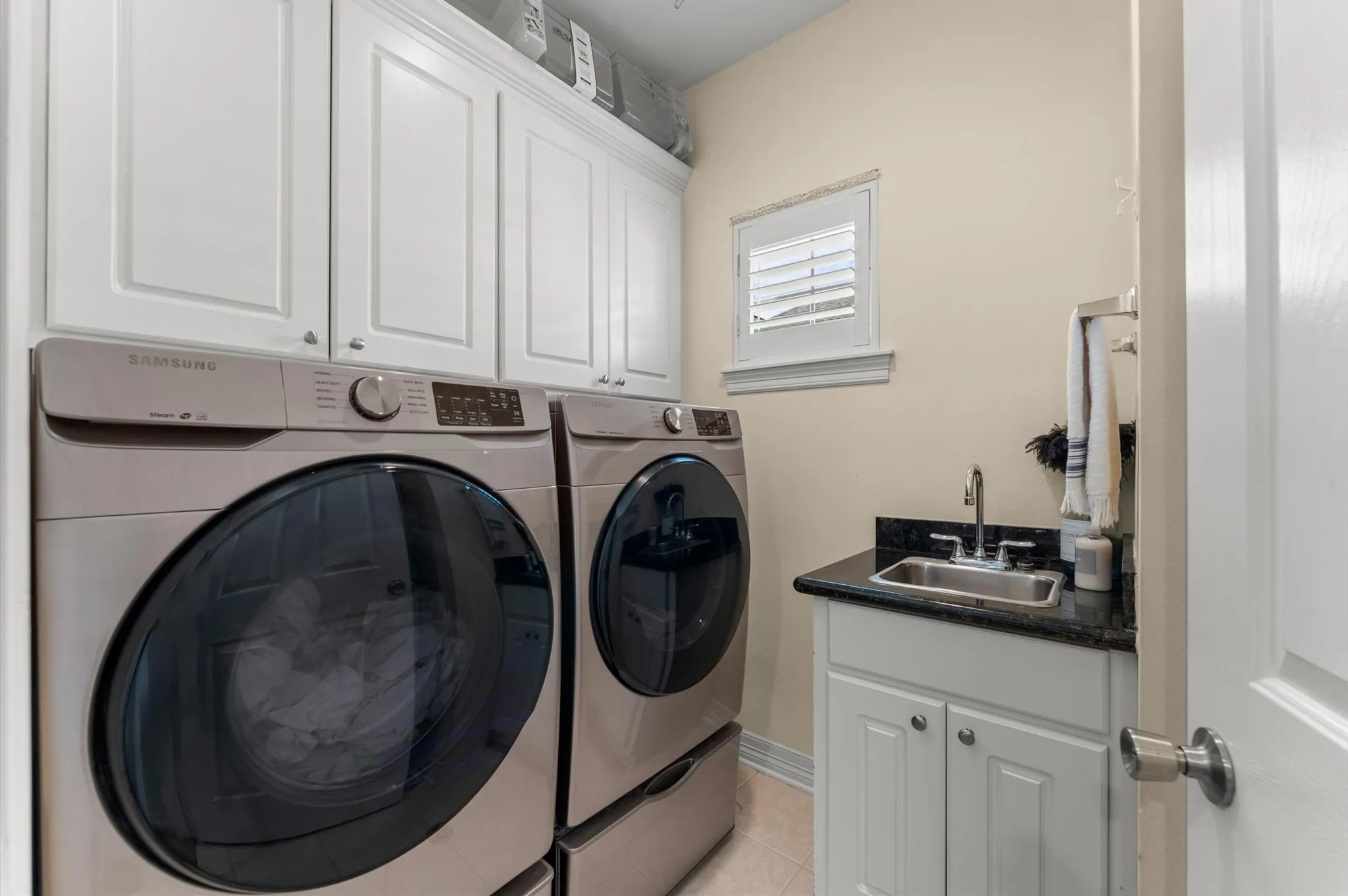Townhouse For Sale in Harris County , 5327 Nolda Street B, Houston, Texas 77007, 3 Bedroom, 4 Bathroom, 2 Garage spaces, 2,323 Sqft, built in 2002, mls#21352690, Real Estate Agent in Houston, Homes For Sale in Harris county, Homes For Sale in Houston, Realtor in Houston Texas, Real Estate Brokerage Independent Realty Texas, Luminita Cordes Realtor