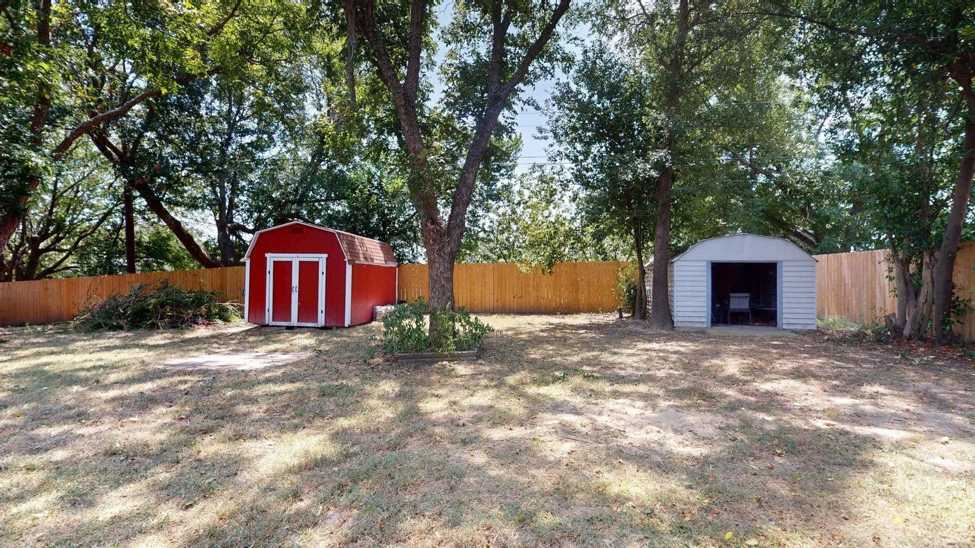 Single Family Residence For Sale in Henderson County , 3308 Bogota Street, Athens, Texas 75752, 3 Bedroom, 2 Bathroom, 2 Garage spaces, 1,817 Sqft, built in 1976, mls#21354011, Real Estate Agent in Athens, Homes For Sale in Henderson county, Homes For Sale in Athens, Realtor in Athens Texas, Real Estate Brokerage Independent Realty Texas, Luminita Cordes Realtor