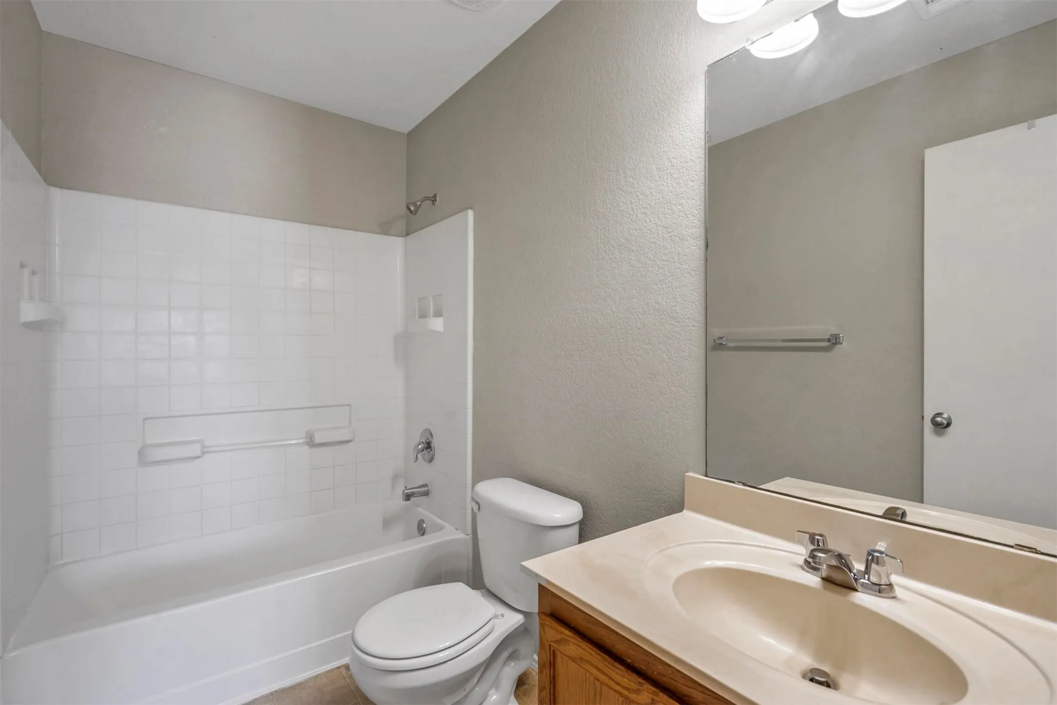 Single Family Residence For Rent in Tarrant County , 6432 Paradise Valley Road, Fort Worth, Texas 76112, 3 Bedroom, 3 Bathroom, 2 Garage spaces, 2,000 Sqft, built in 2007, mls#21354867, Real Estate Agent in Fort Worth, Homes For Rent in Tarrant county, Homes For Rent in Fort Worth, Realtor in Fort Worth Texas, Real Estate Brokerage Independent Realty Texas, Luminita Cordes Realtor