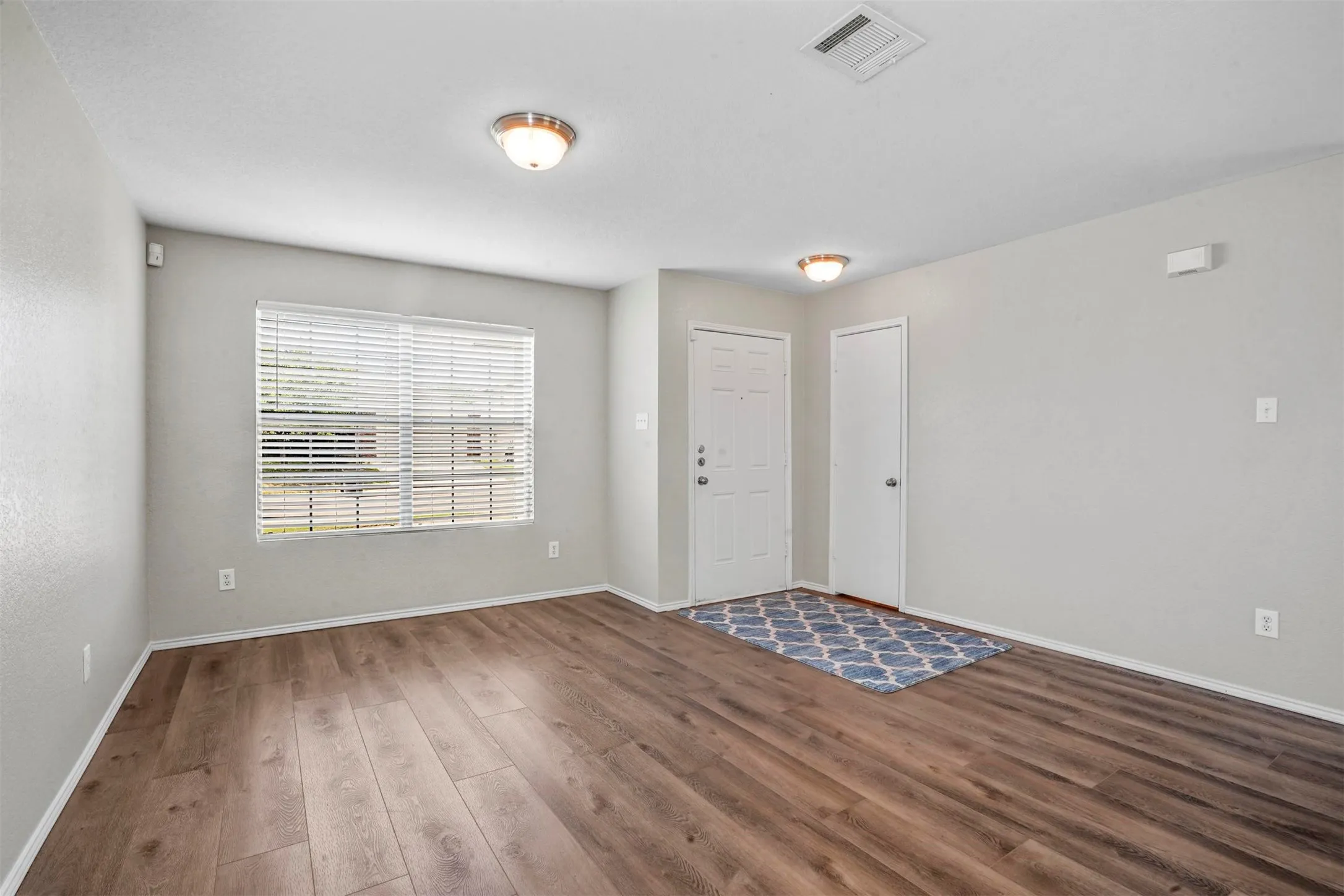 Single Family Residence For Rent in Tarrant County , 6432 Paradise Valley Road, Fort Worth, Texas 76112, 3 Bedroom, 3 Bathroom, 2 Garage spaces, 2,000 Sqft, built in 2007, mls#21354867, Real Estate Agent in Fort Worth, Homes For Rent in Tarrant county, Homes For Rent in Fort Worth, Realtor in Fort Worth Texas, Real Estate Brokerage Independent Realty Texas, Luminita Cordes Realtor