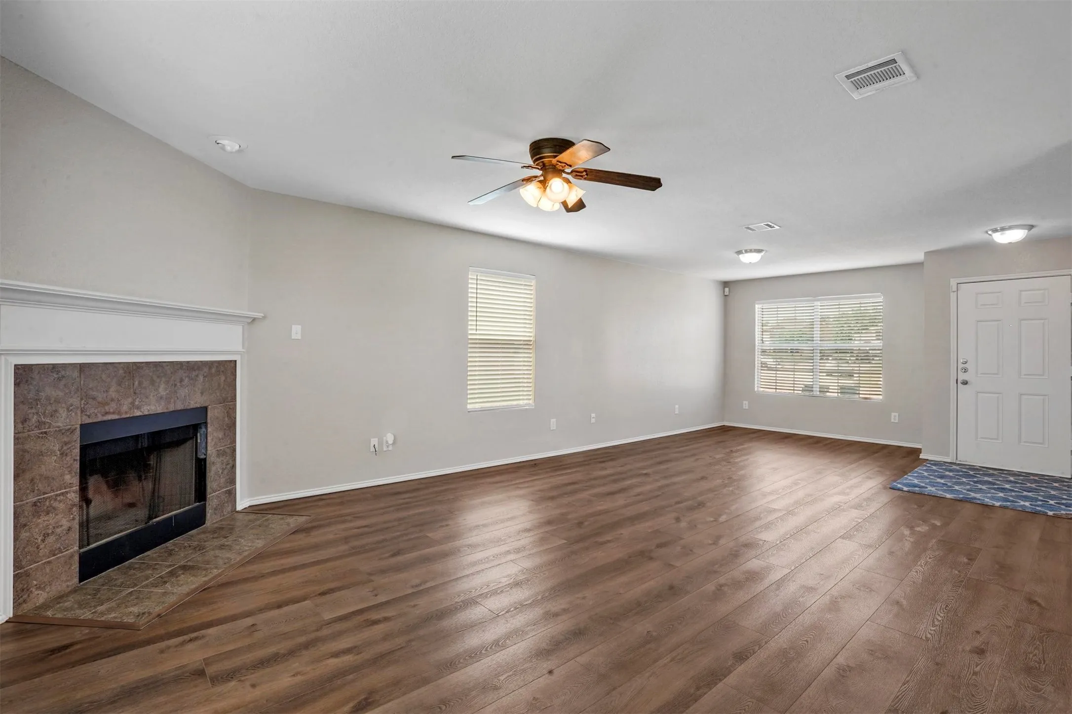 Single Family Residence For Rent in Tarrant County , 6432 Paradise Valley Road, Fort Worth, Texas 76112, 3 Bedroom, 3 Bathroom, 2 Garage spaces, 2,000 Sqft, built in 2007, mls#21354867, Real Estate Agent in Fort Worth, Homes For Rent in Tarrant county, Homes For Rent in Fort Worth, Realtor in Fort Worth Texas, Real Estate Brokerage Independent Realty Texas, Luminita Cordes Realtor