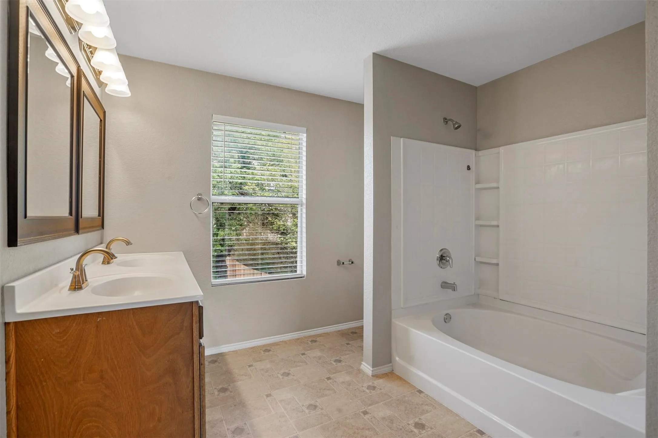 Single Family Residence For Rent in Tarrant County , 6432 Paradise Valley Road, Fort Worth, Texas 76112, 3 Bedroom, 3 Bathroom, 2 Garage spaces, 2,000 Sqft, built in 2007, mls#21354867, Real Estate Agent in Fort Worth, Homes For Rent in Tarrant county, Homes For Rent in Fort Worth, Realtor in Fort Worth Texas, Real Estate Brokerage Independent Realty Texas, Luminita Cordes Realtor
