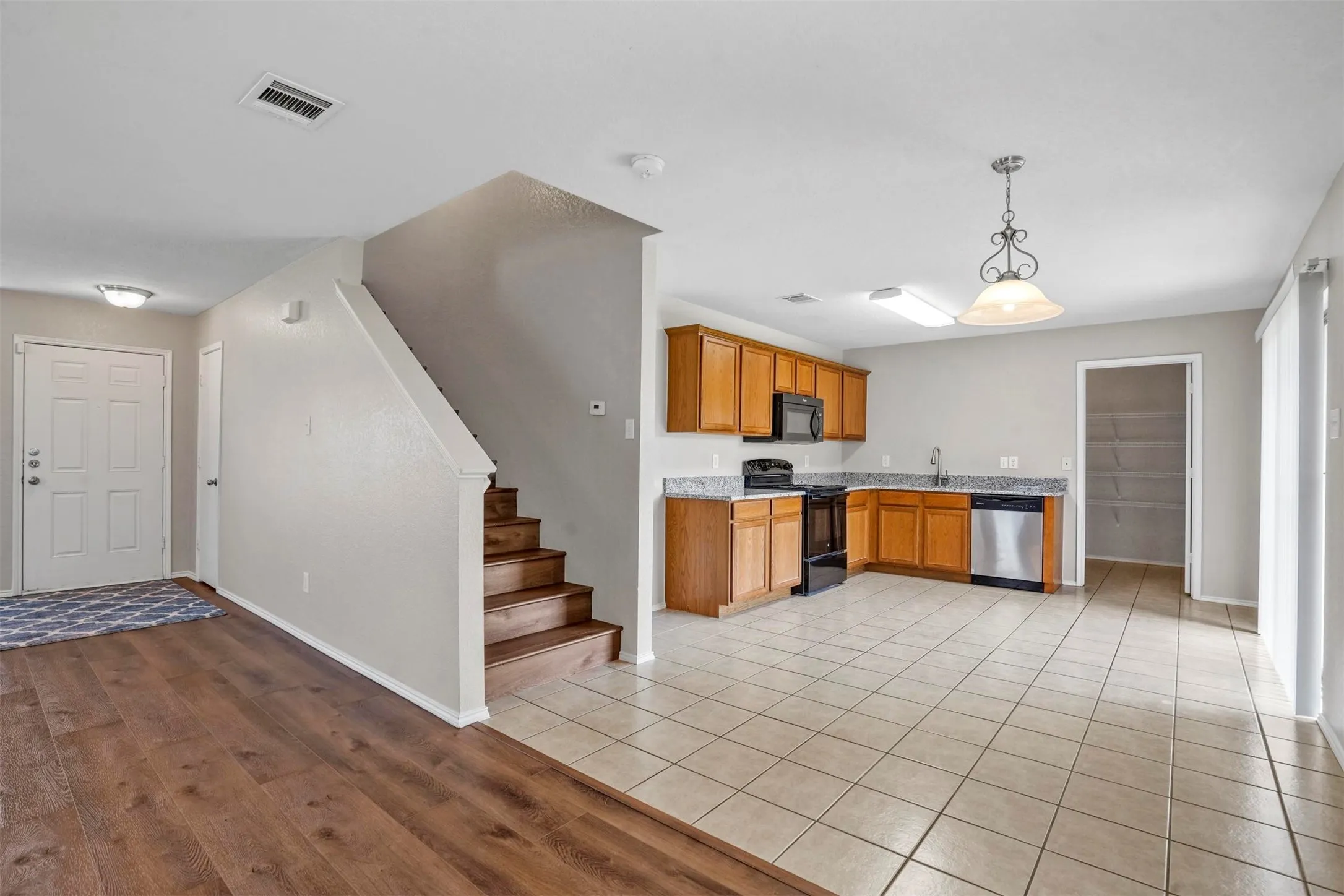 Single Family Residence For Rent in Tarrant County , 6432 Paradise Valley Road, Fort Worth, Texas 76112, 3 Bedroom, 3 Bathroom, 2 Garage spaces, 2,000 Sqft, built in 2007, mls#21354867, Real Estate Agent in Fort Worth, Homes For Rent in Tarrant county, Homes For Rent in Fort Worth, Realtor in Fort Worth Texas, Real Estate Brokerage Independent Realty Texas, Luminita Cordes Realtor