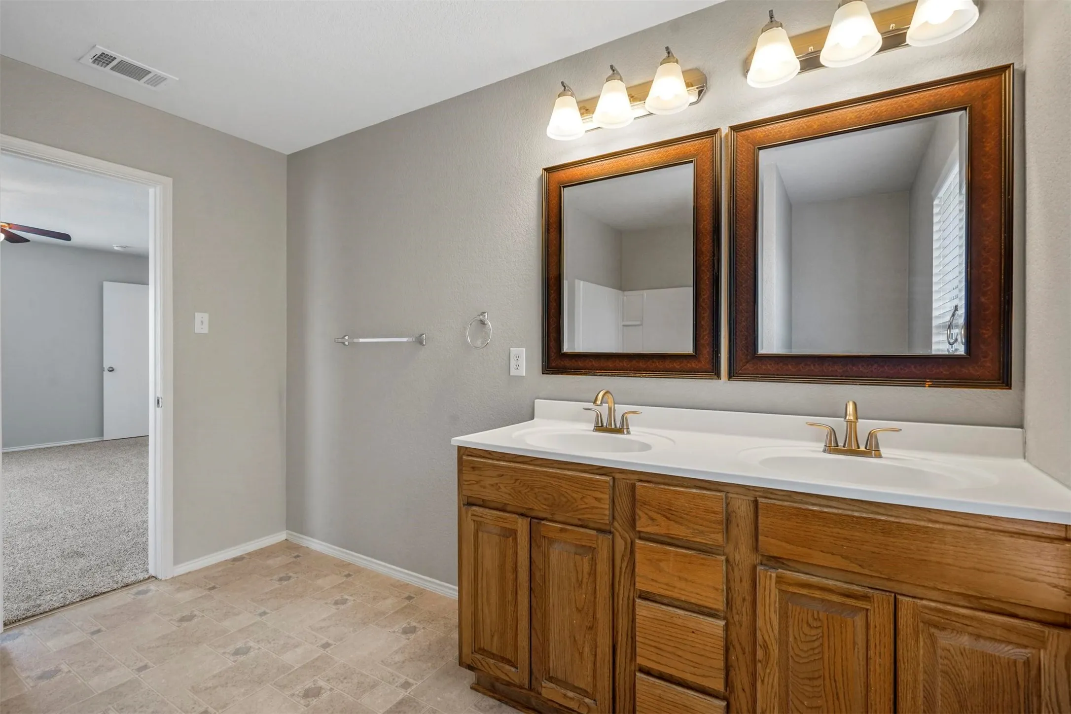 Single Family Residence For Rent in Tarrant County , 6432 Paradise Valley Road, Fort Worth, Texas 76112, 3 Bedroom, 3 Bathroom, 2 Garage spaces, 2,000 Sqft, built in 2007, mls#21354867, Real Estate Agent in Fort Worth, Homes For Rent in Tarrant county, Homes For Rent in Fort Worth, Realtor in Fort Worth Texas, Real Estate Brokerage Independent Realty Texas, Luminita Cordes Realtor