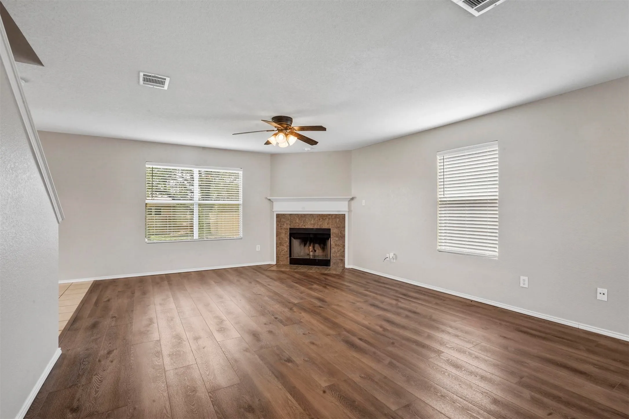 Single Family Residence For Rent in Tarrant County , 6432 Paradise Valley Road, Fort Worth, Texas 76112, 3 Bedroom, 3 Bathroom, 2 Garage spaces, 2,000 Sqft, built in 2007, mls#21354867, Real Estate Agent in Fort Worth, Homes For Rent in Tarrant county, Homes For Rent in Fort Worth, Realtor in Fort Worth Texas, Real Estate Brokerage Independent Realty Texas, Luminita Cordes Realtor