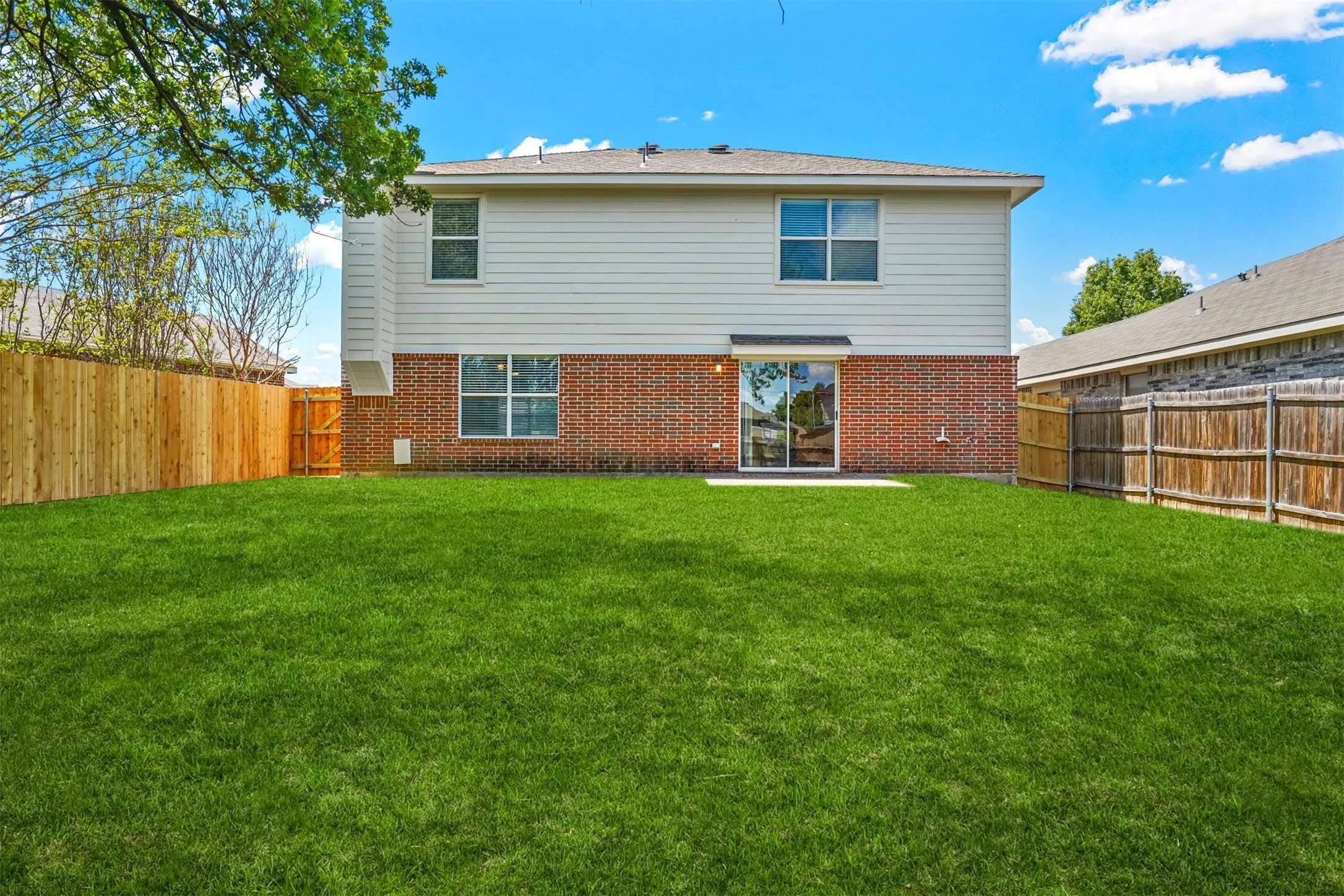 Single Family Residence For Rent in Tarrant County , 6432 Paradise Valley Road, Fort Worth, Texas 76112, 3 Bedroom, 3 Bathroom, 2 Garage spaces, 2,000 Sqft, built in 2007, mls#21354867, Real Estate Agent in Fort Worth, Homes For Rent in Tarrant county, Homes For Rent in Fort Worth, Realtor in Fort Worth Texas, Real Estate Brokerage Independent Realty Texas, Luminita Cordes Realtor