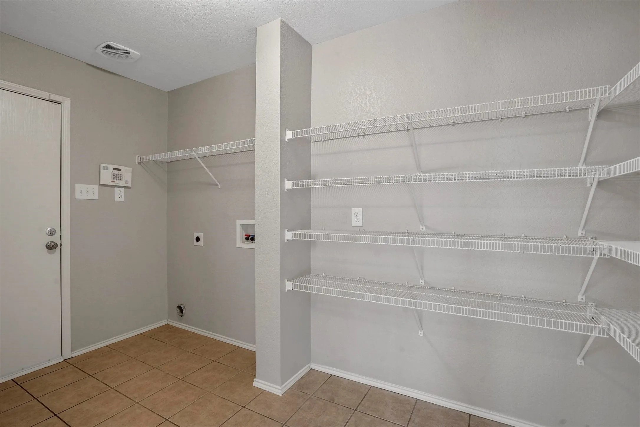 Single Family Residence For Rent in Tarrant County , 6432 Paradise Valley Road, Fort Worth, Texas 76112, 3 Bedroom, 3 Bathroom, 2 Garage spaces, 2,000 Sqft, built in 2007, mls#21354867, Real Estate Agent in Fort Worth, Homes For Rent in Tarrant county, Homes For Rent in Fort Worth, Realtor in Fort Worth Texas, Real Estate Brokerage Independent Realty Texas, Luminita Cordes Realtor