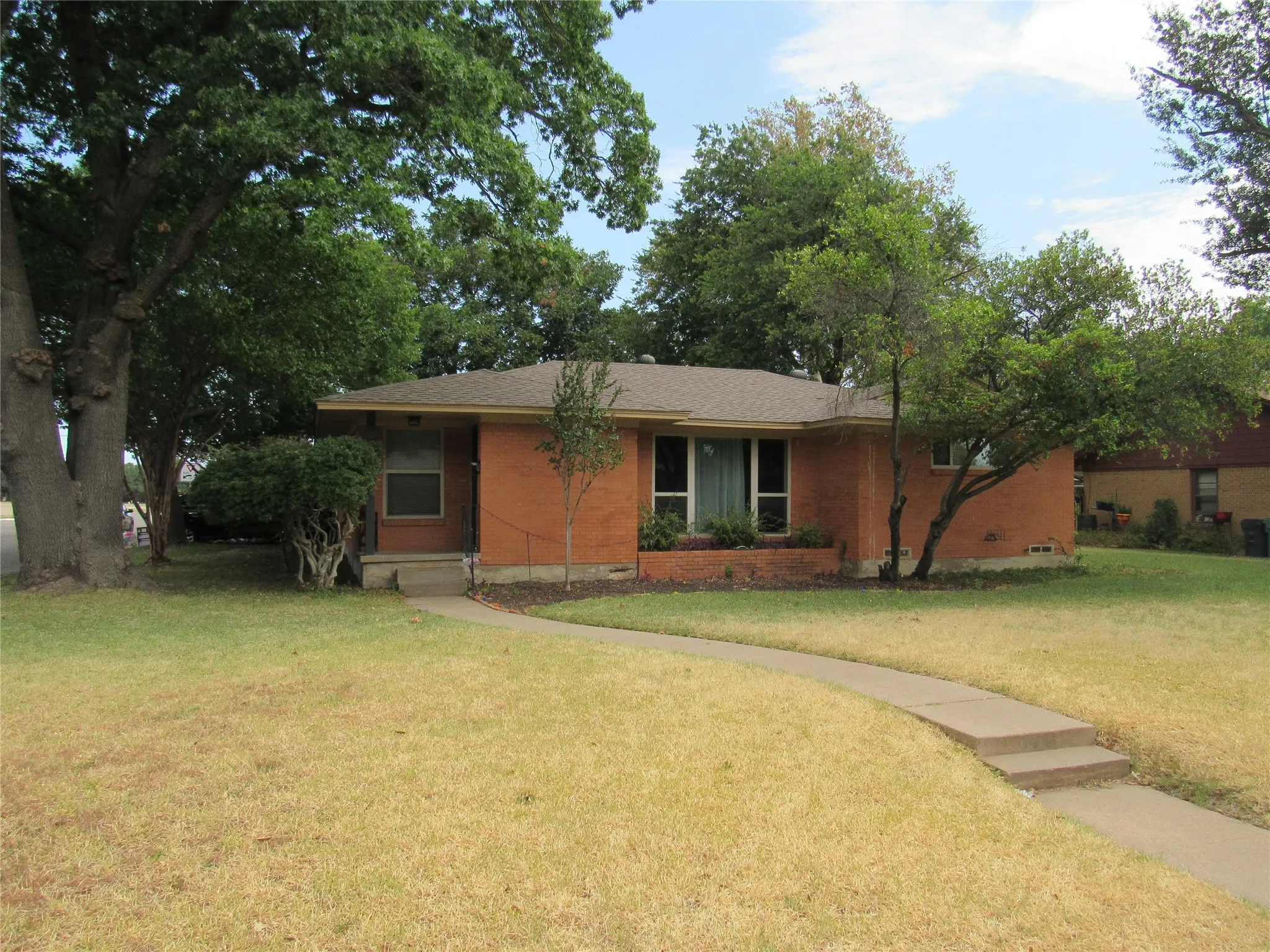 Single Family Residence For Rent in Denton County , 1320 Linden Drive, Denton, Texas 76201, 3 Bedroom, 2 Bathroom, 2 Garage spaces, 1,683 Sqft, built in 1952, mls#21354582, Real Estate Agent in Denton, Homes For Rent in Denton county, Homes For Rent in Denton, Realtor in Denton Texas, Real Estate Brokerage Independent Realty Texas, Luminita Cordes Realtor