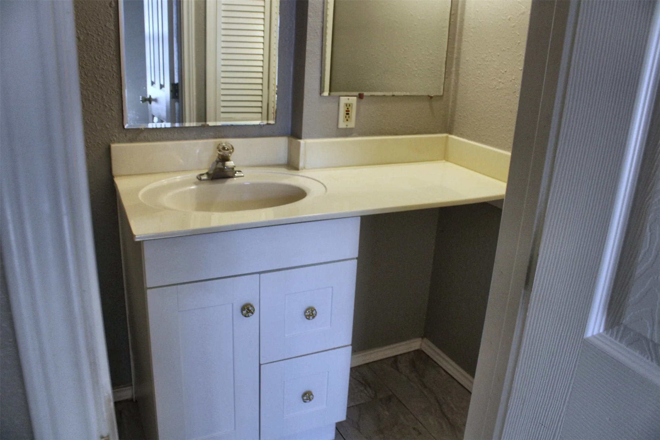 Single Family Residence For Sale in Dallas County , 212 N Longacre Lane, Dallas, Texas 75217, 3 Bedroom, 2 Bathroom, 2 Garage spaces, 1,586 Sqft, built in 1962, mls#21352725, Real Estate Agent in Dallas, Homes For Sale in Dallas county, Homes For Sale in Dallas, Realtor in Dallas Texas, Real Estate Brokerage Independent Realty Texas, Luminita Cordes Realtor