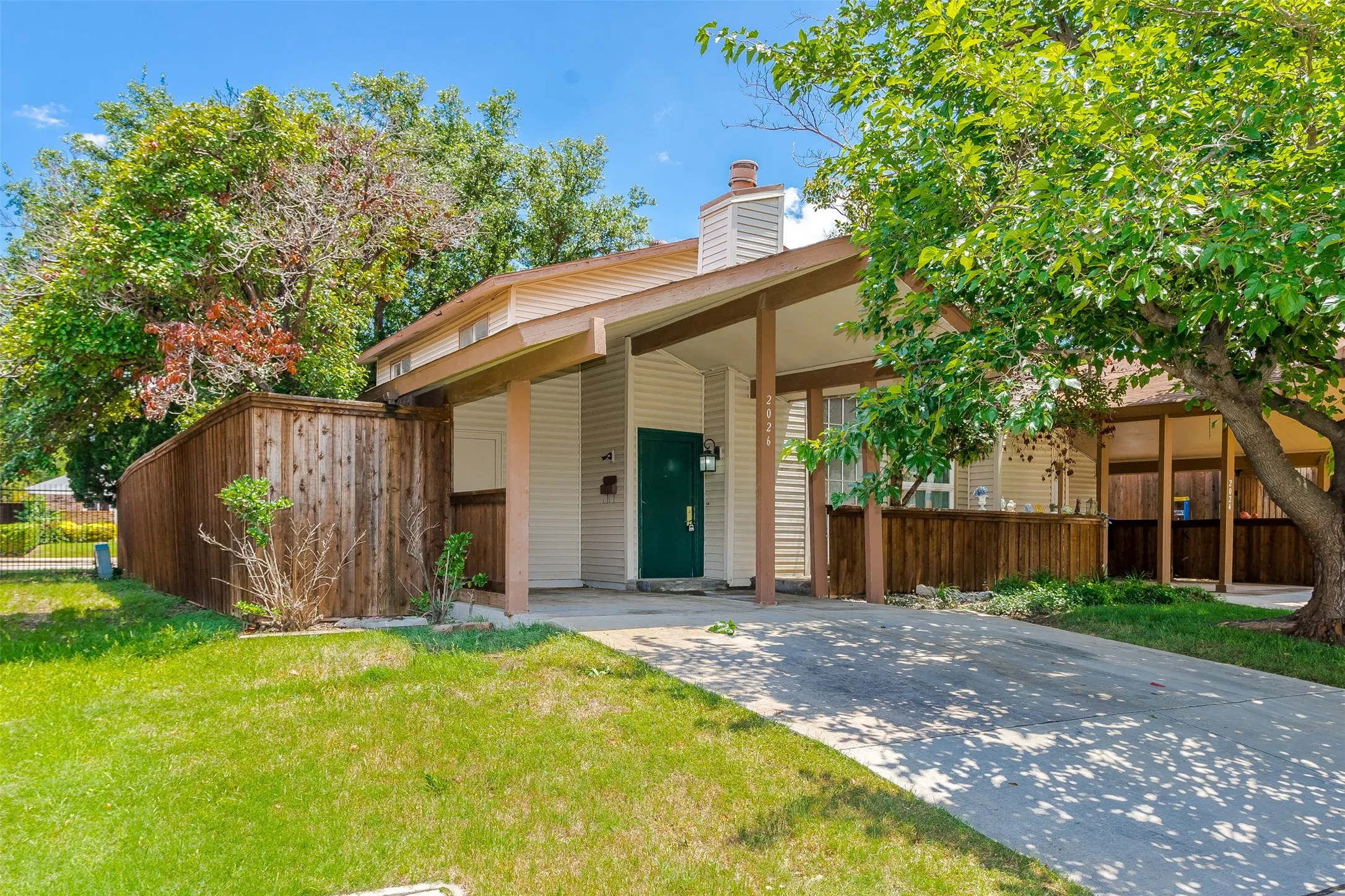 Townhouse For Rent in Dallas County , 2026 Via Ballena, Carrollton, Texas 75006, 3 Bedroom, 2 Bathroom, Garage spaces, 1,250 Sqft, built in 1973, mls#21348810, Real Estate Agent in Carrollton, Homes For Rent in Dallas county, Homes For Rent in Carrollton, Realtor in Carrollton Texas, Real Estate Brokerage Independent Realty Texas, Luminita Cordes Realtor