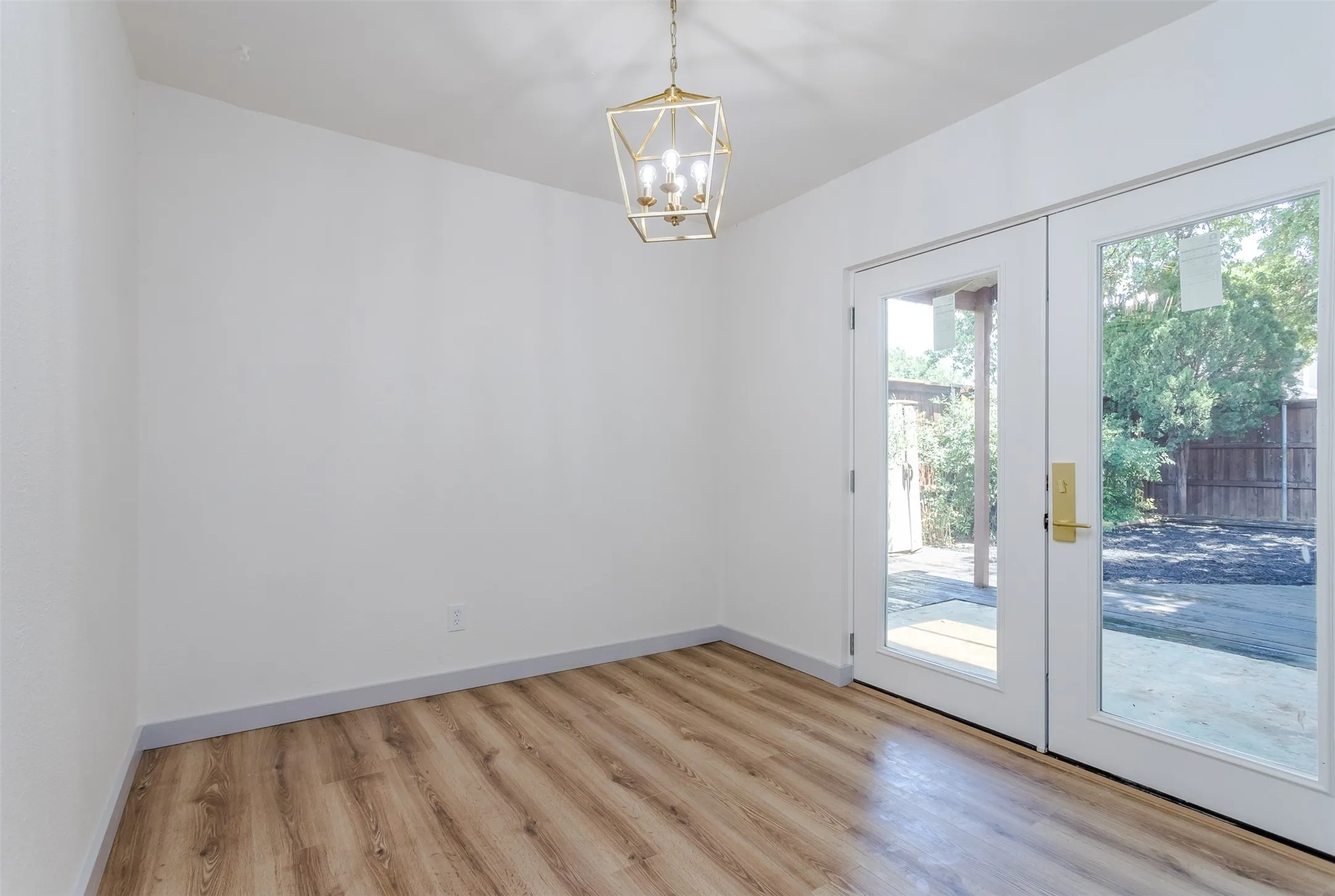 Townhouse For Rent in Dallas County , 2026 Via Ballena, Carrollton, Texas 75006, 3 Bedroom, 2 Bathroom, Garage spaces, 1,250 Sqft, built in 1973, mls#21348810, Real Estate Agent in Carrollton, Homes For Rent in Dallas county, Homes For Rent in Carrollton, Realtor in Carrollton Texas, Real Estate Brokerage Independent Realty Texas, Luminita Cordes Realtor